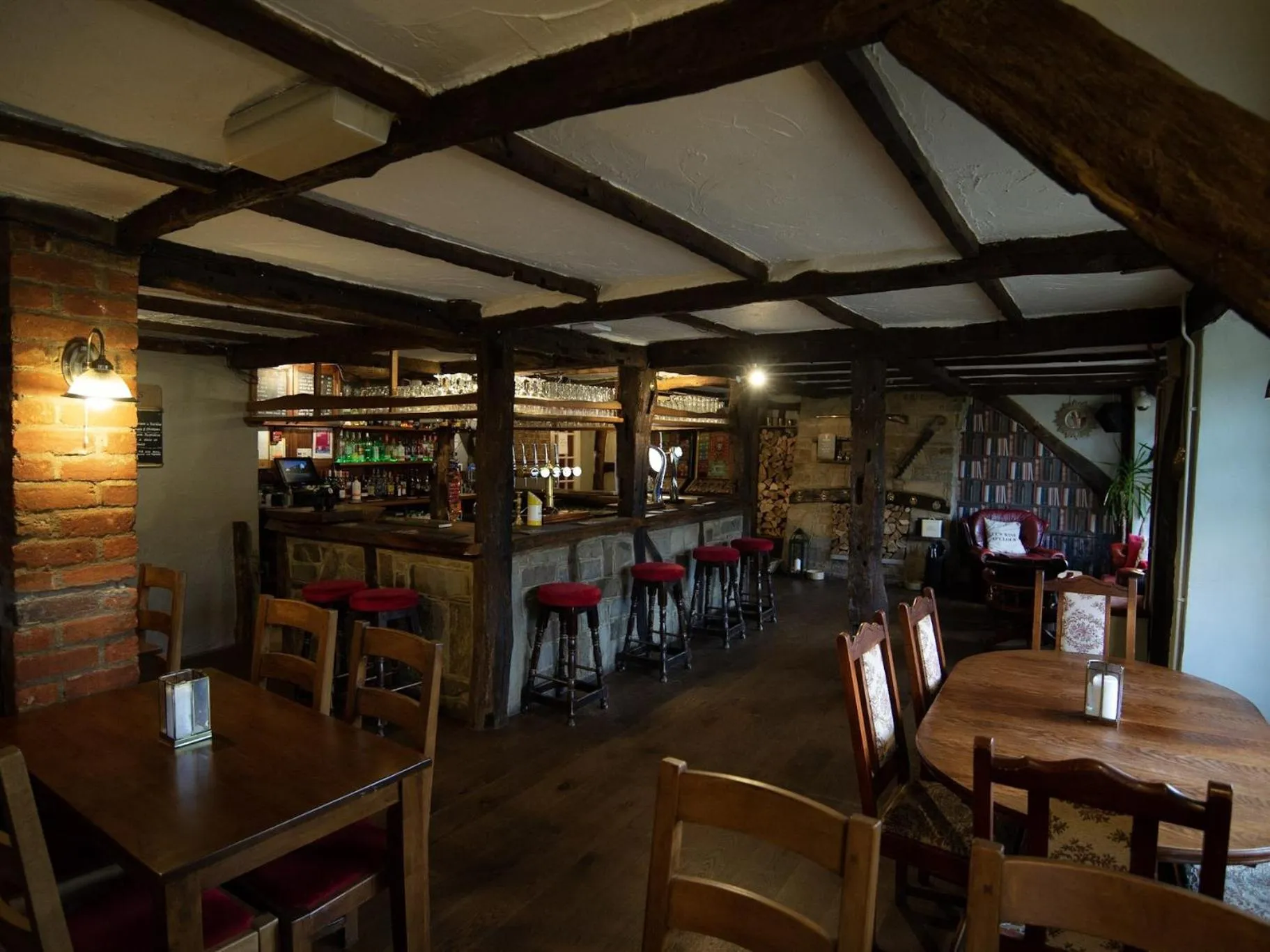 Lounge or bar in The Heath Inn