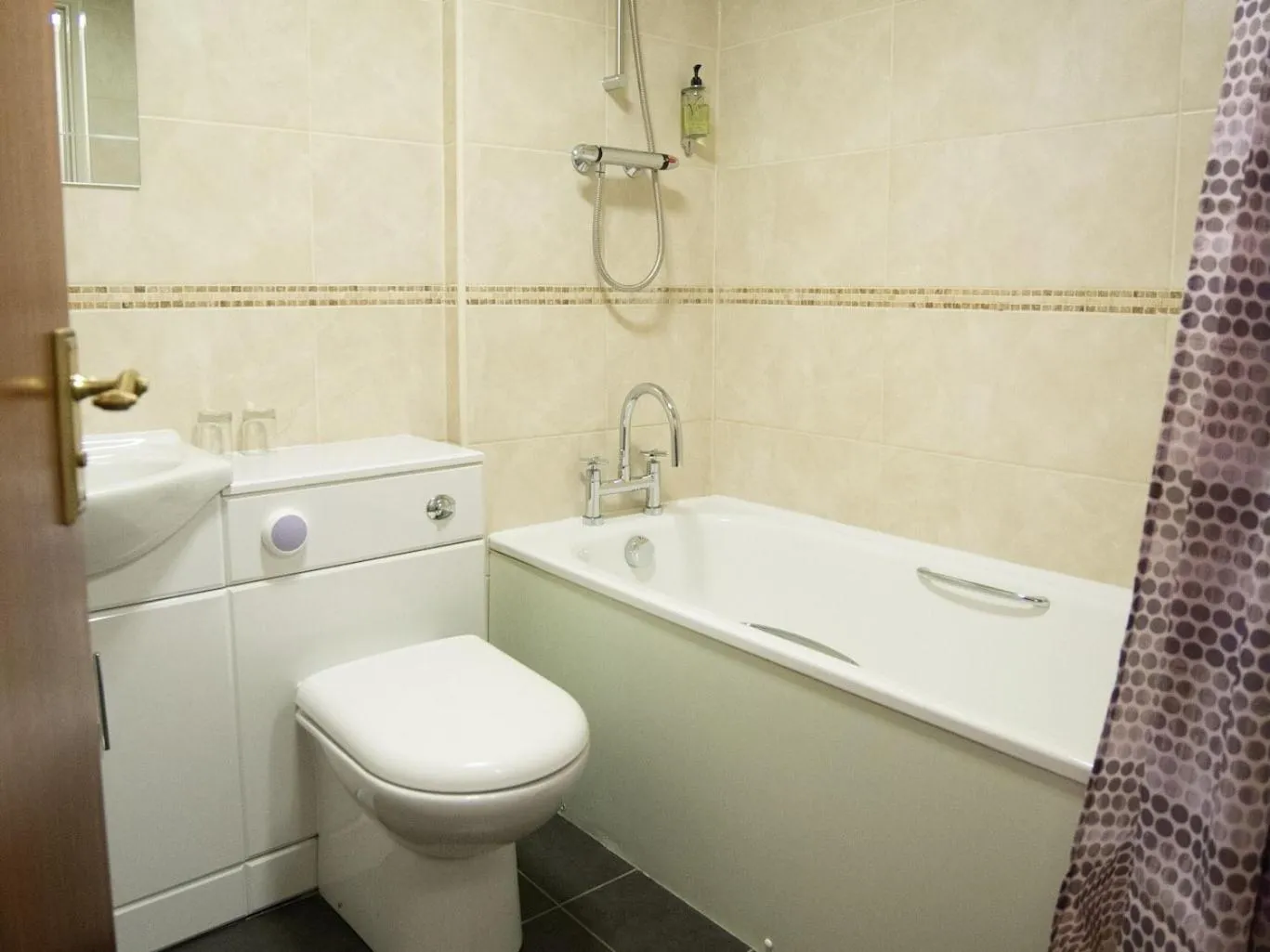 Bathroom in The Heath Inn