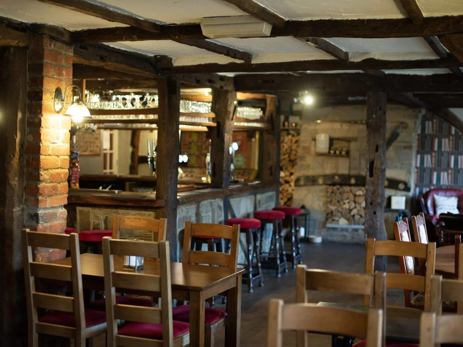 Lounge or bar in The Heath Inn
