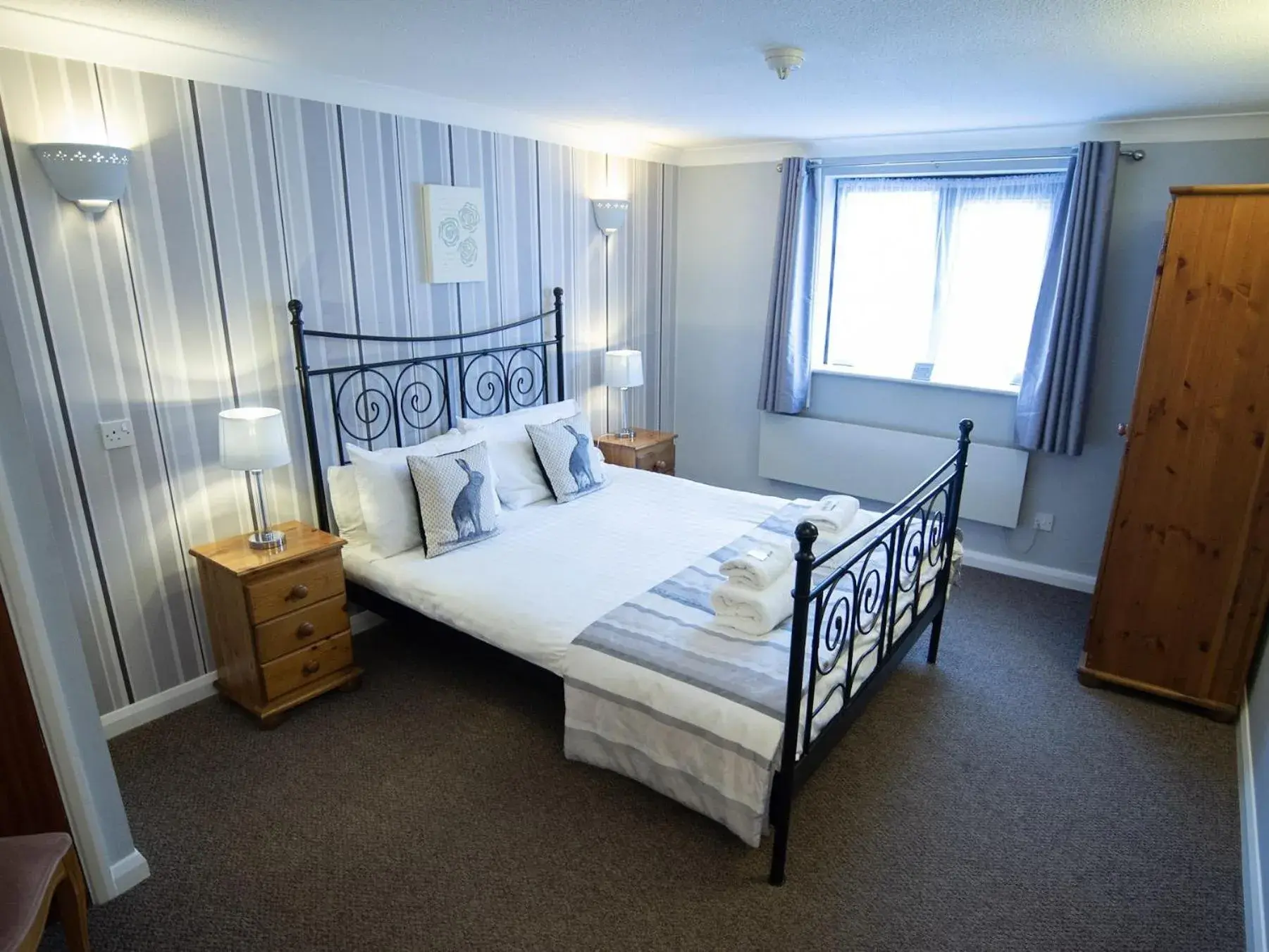 Bedroom, Bed in The Heath Inn Bedroom, Bed in The Heath Inn