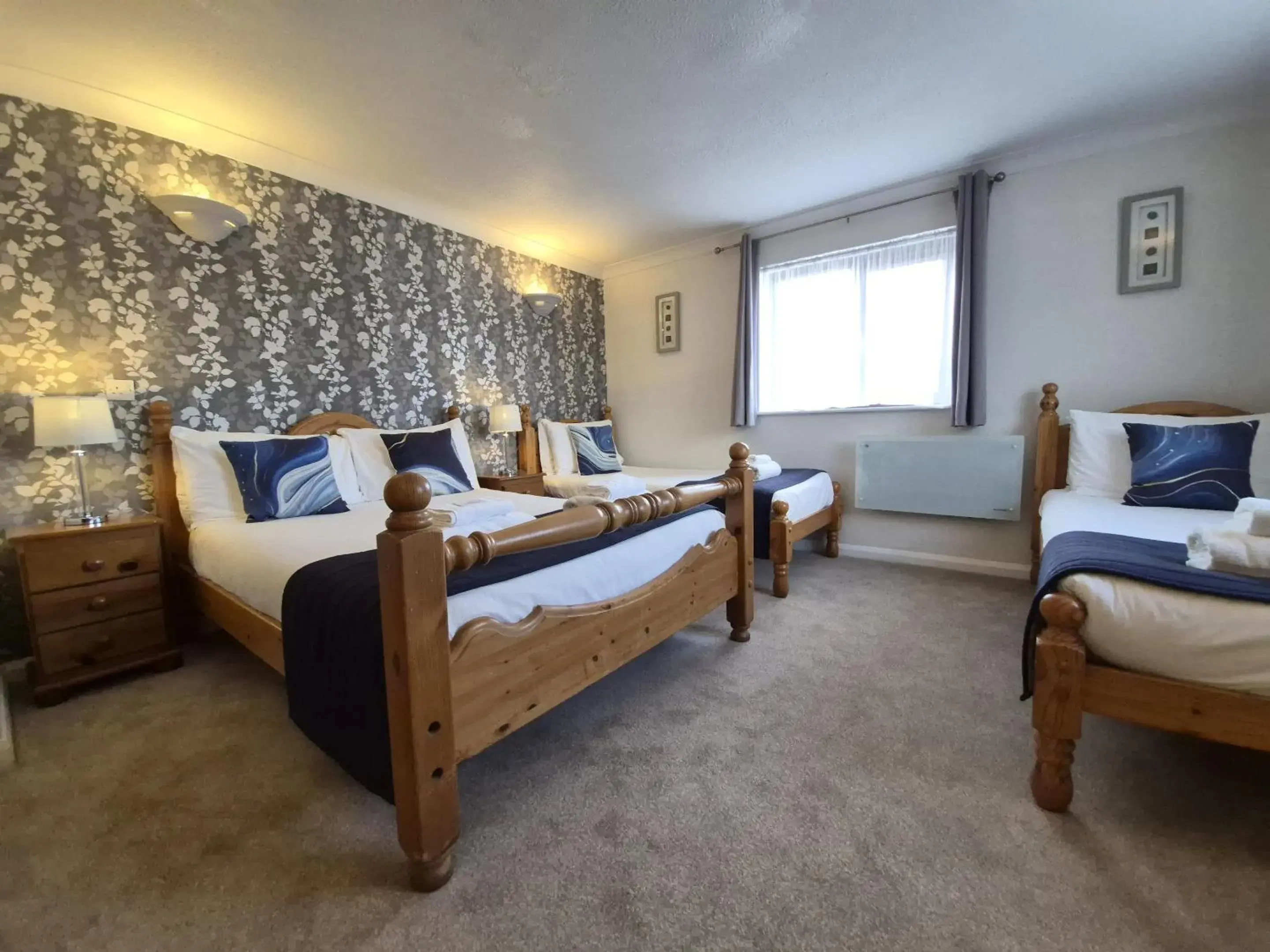 Bedroom, Bed in The Heath Inn Bedroom, Bed in The Heath Inn