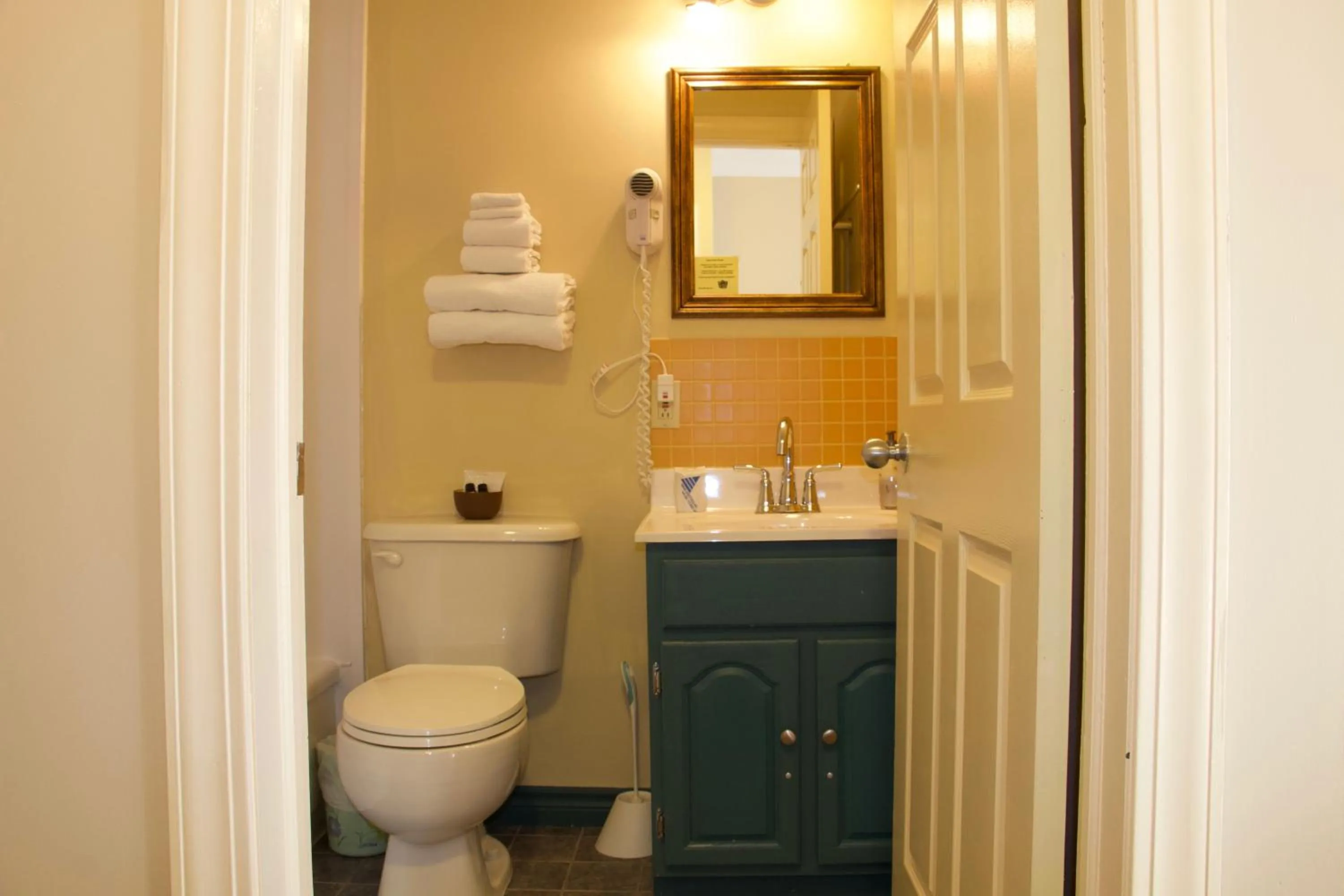 Bathroom in Rum Runner Inn