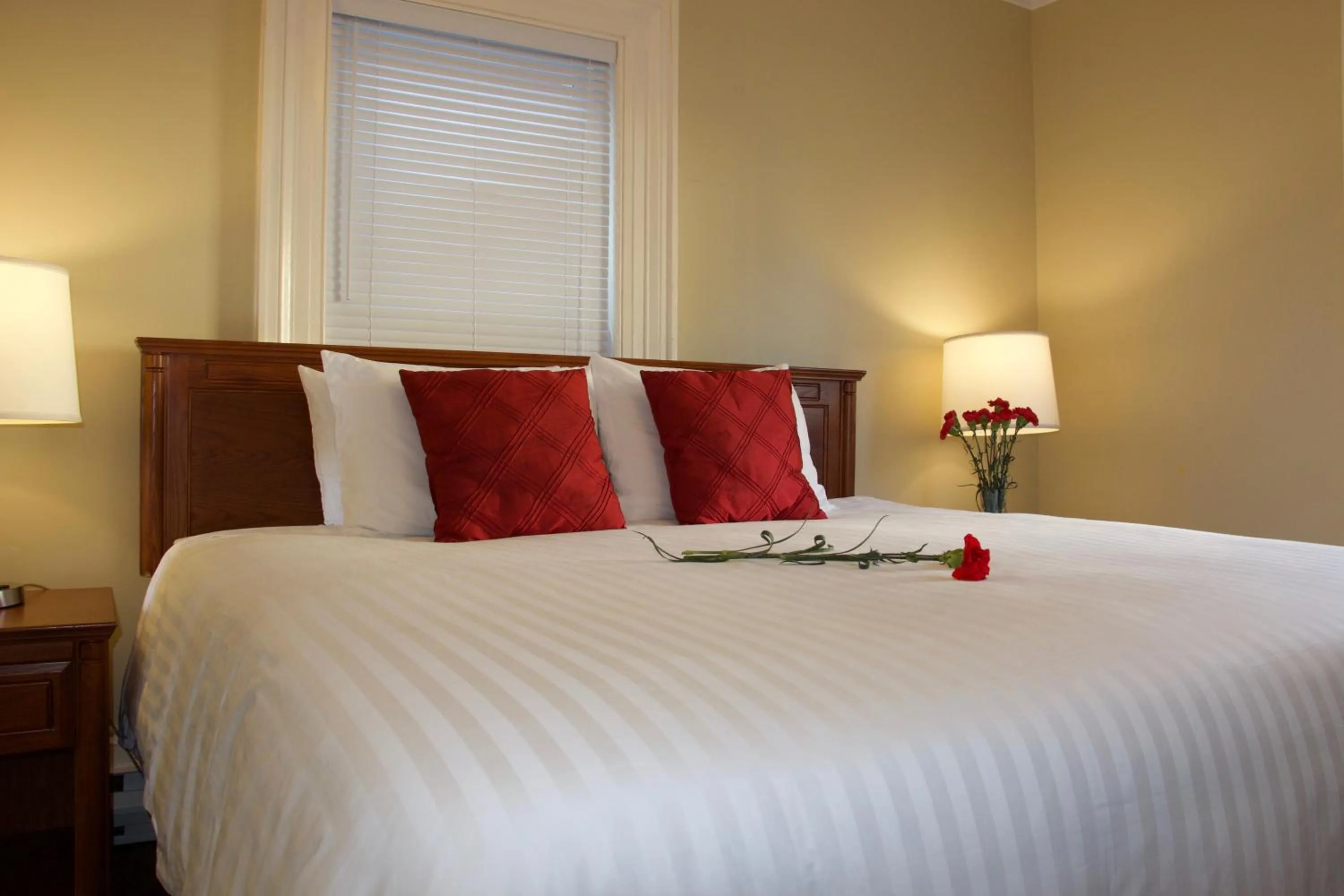 Bedroom, Bed in Rum Runner Inn