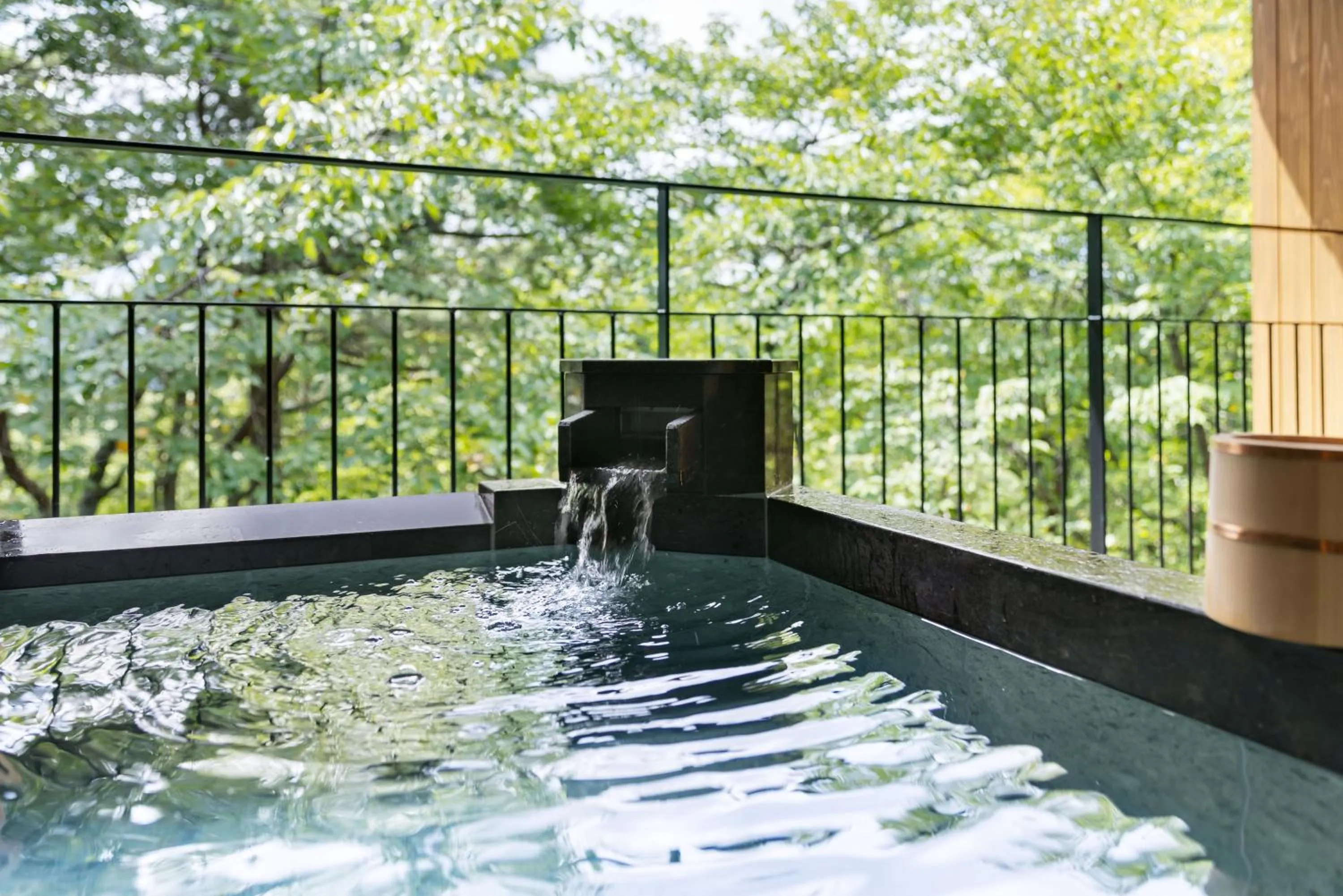 Hot Tub in Laforet Shuzenji Sanshisuimei