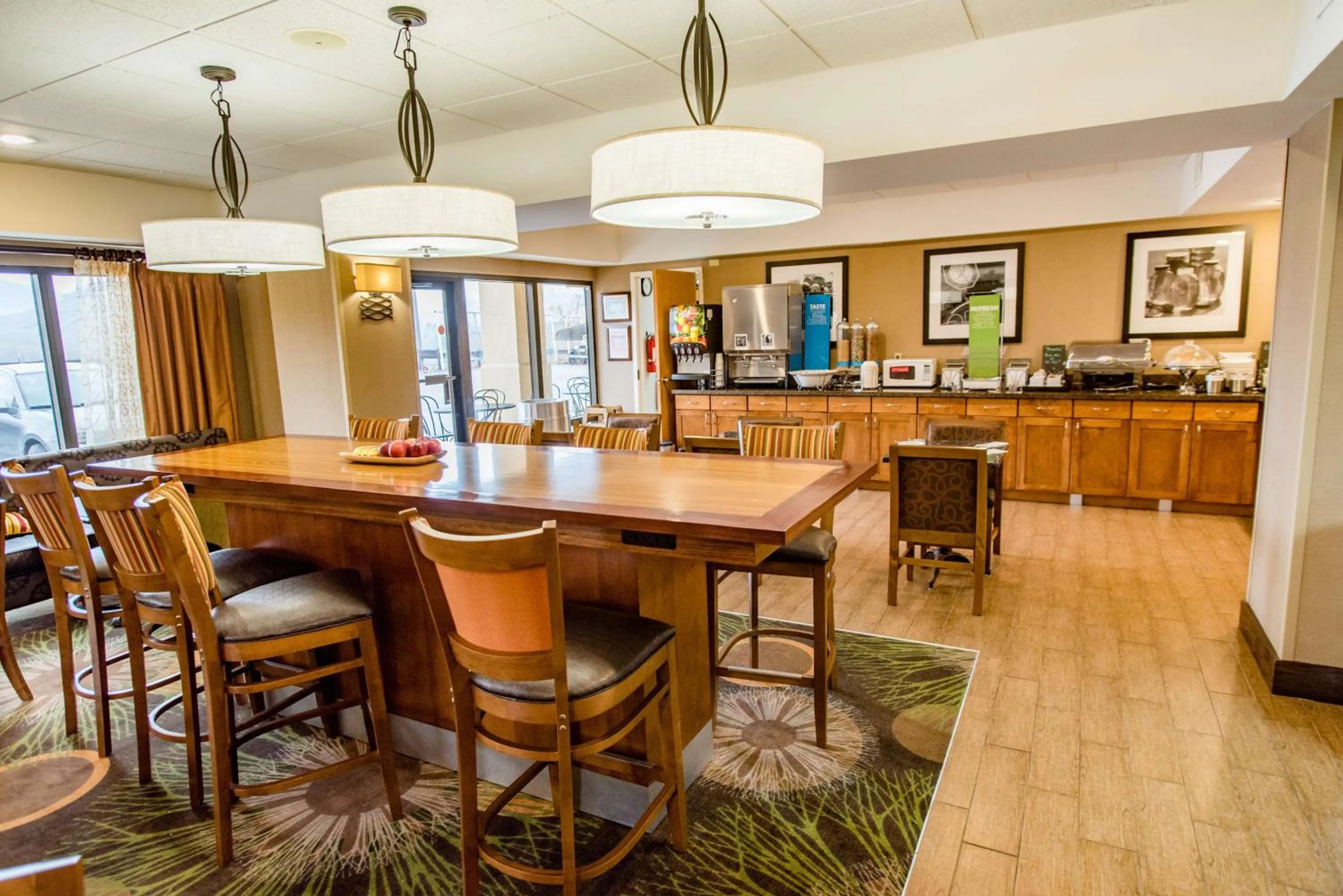 Dining area in Hampton Inn Caryville-I-75/Cove Lake-State Park