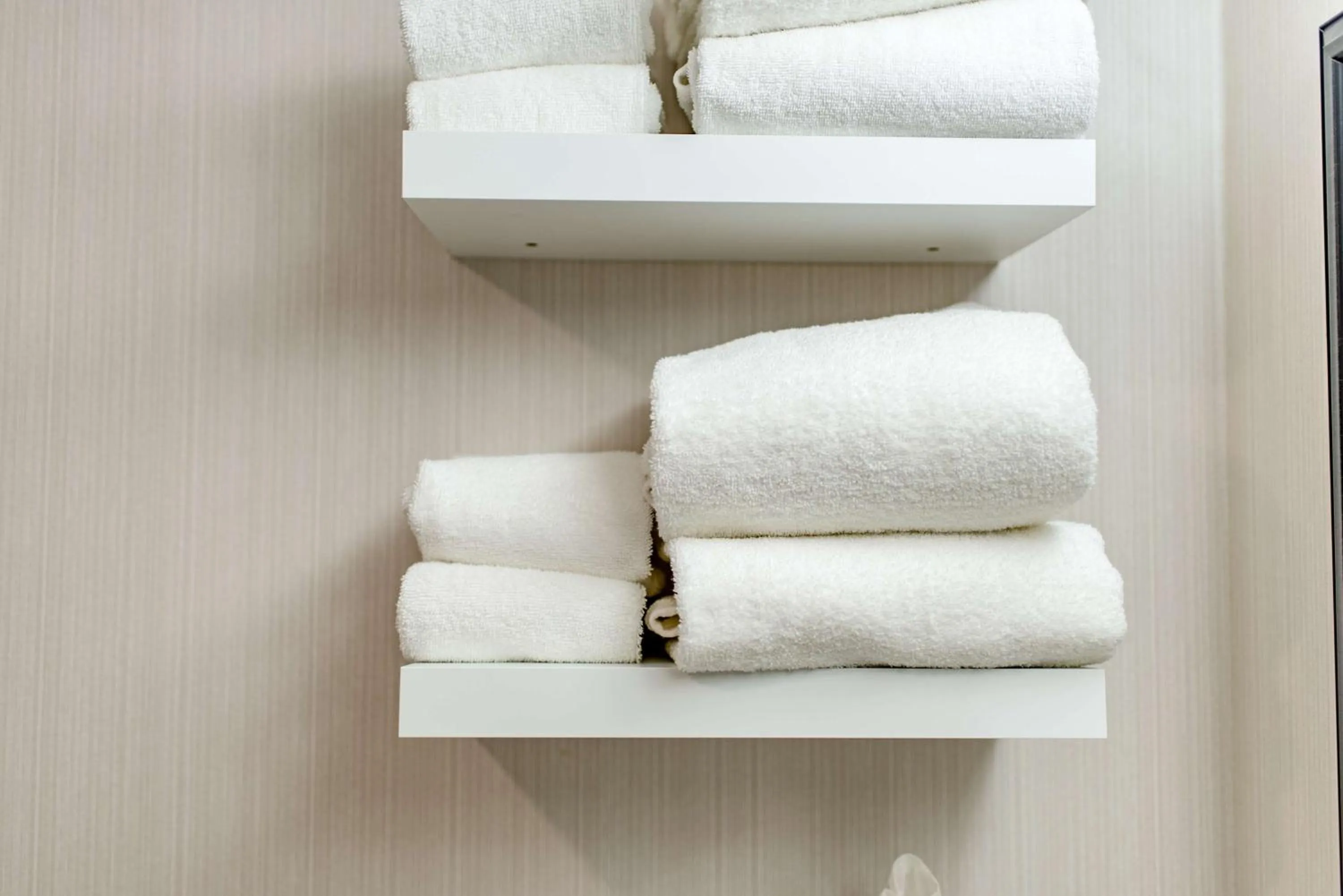 Bed in Hampton Inn Caryville-I-75/Cove Lake-State Park