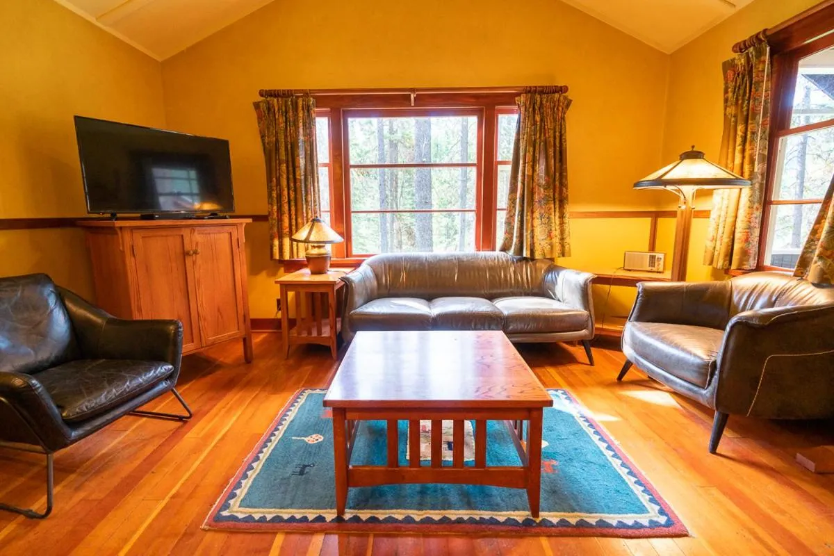 Library in Johnston Canyon Lodge & Bungalows