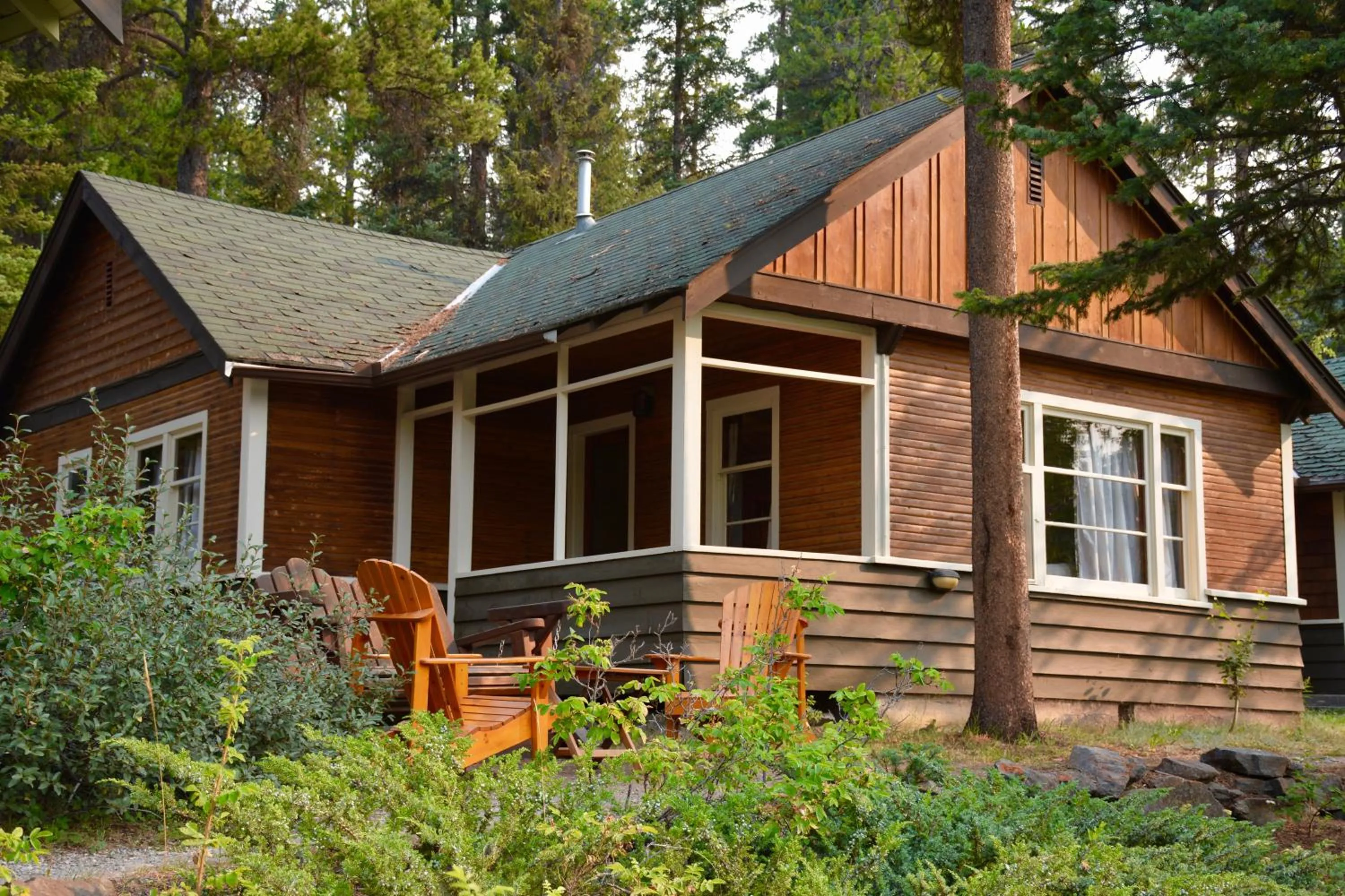 Facade/entrance in Johnston Canyon Lodge & Bungalows