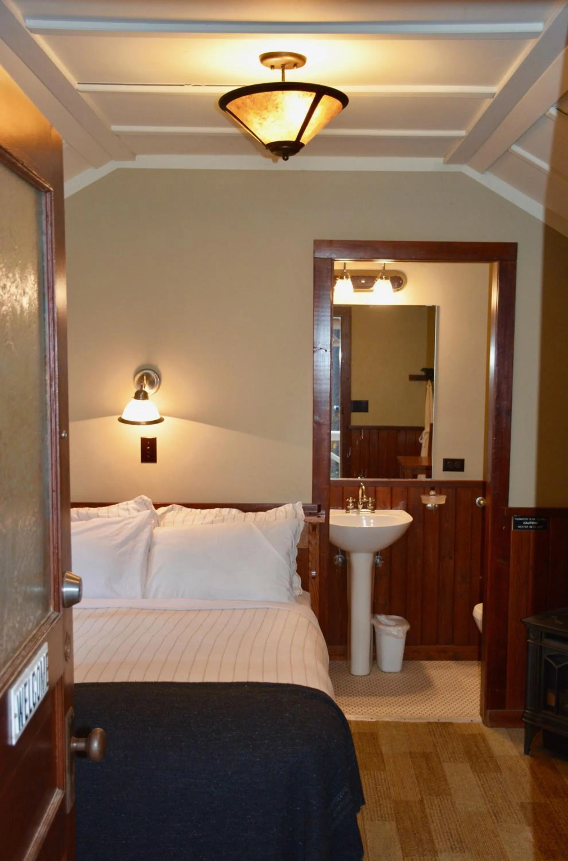 Bed in Johnston Canyon Lodge & Bungalows