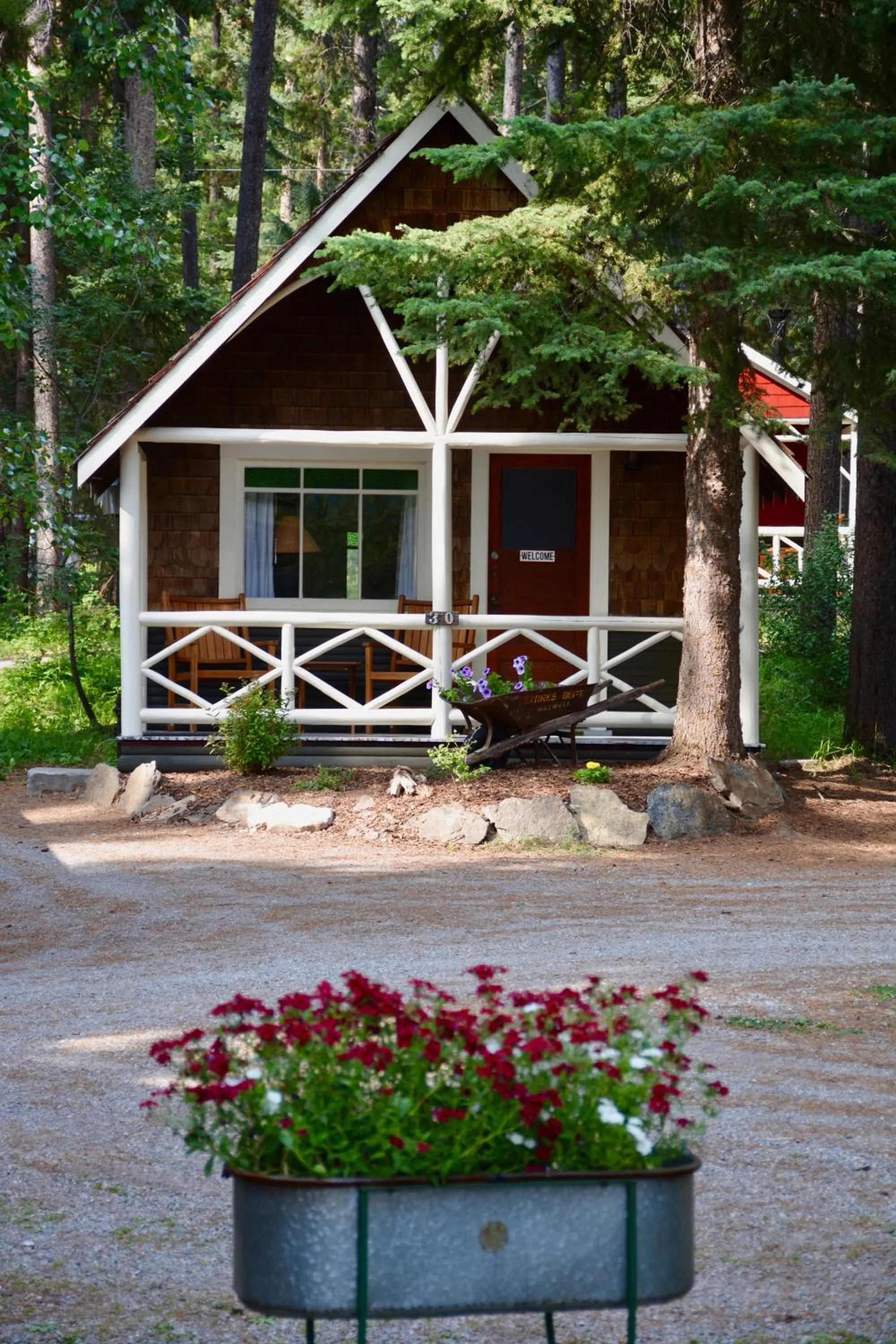 Facade/entrance in Johnston Canyon Lodge & Bungalows