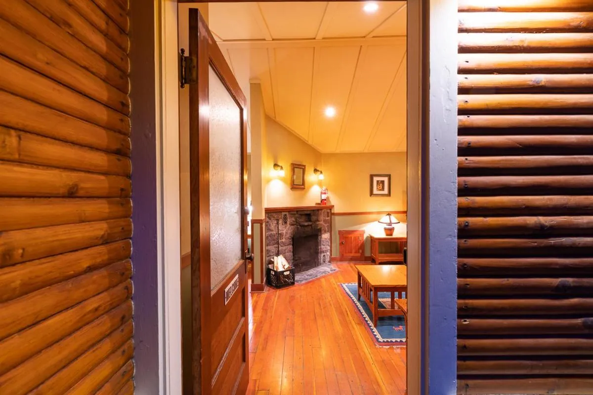 Facade/entrance in Johnston Canyon Lodge & Bungalows