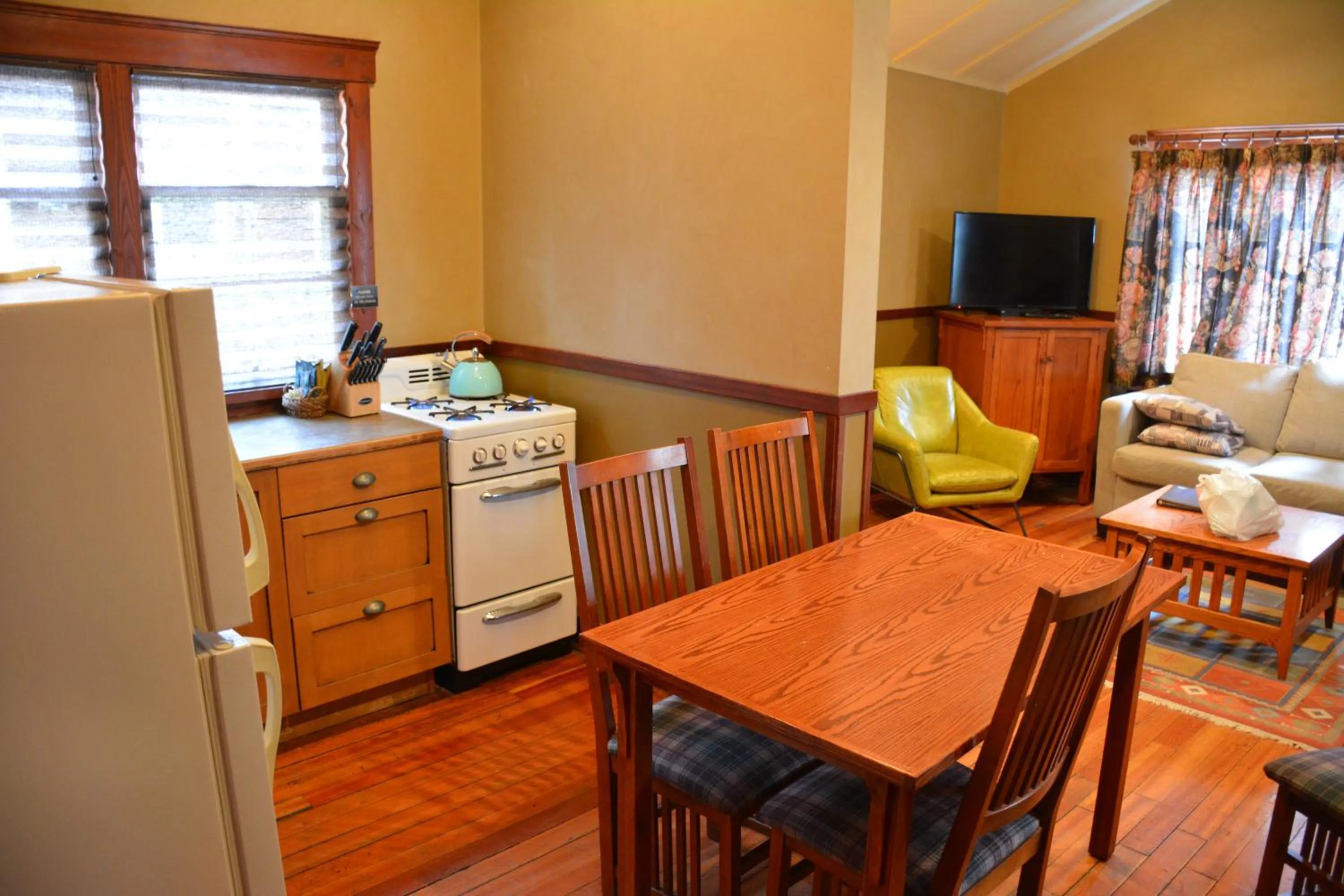 Dining area in Johnston Canyon Lodge & Bungalows