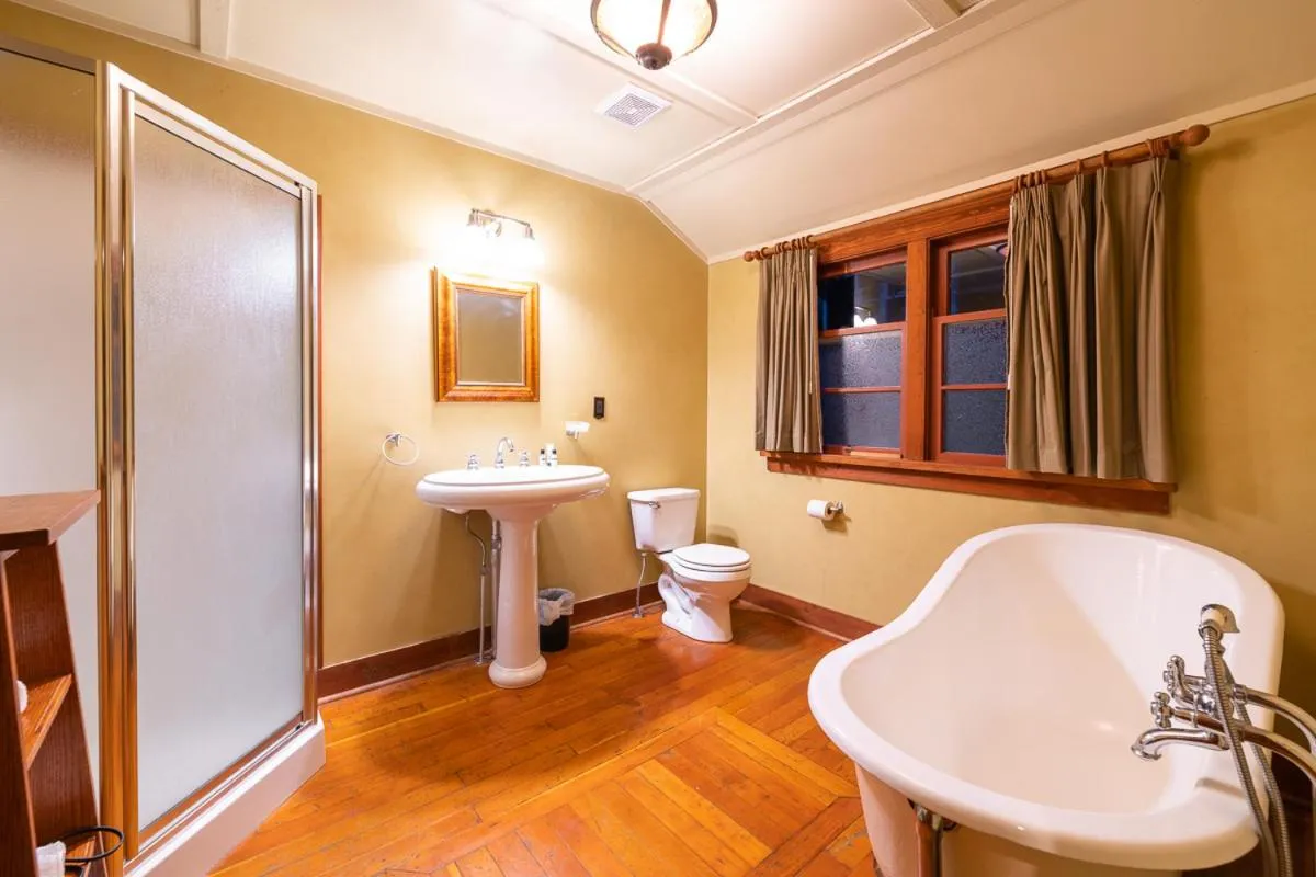 Bathroom in Johnston Canyon Lodge & Bungalows