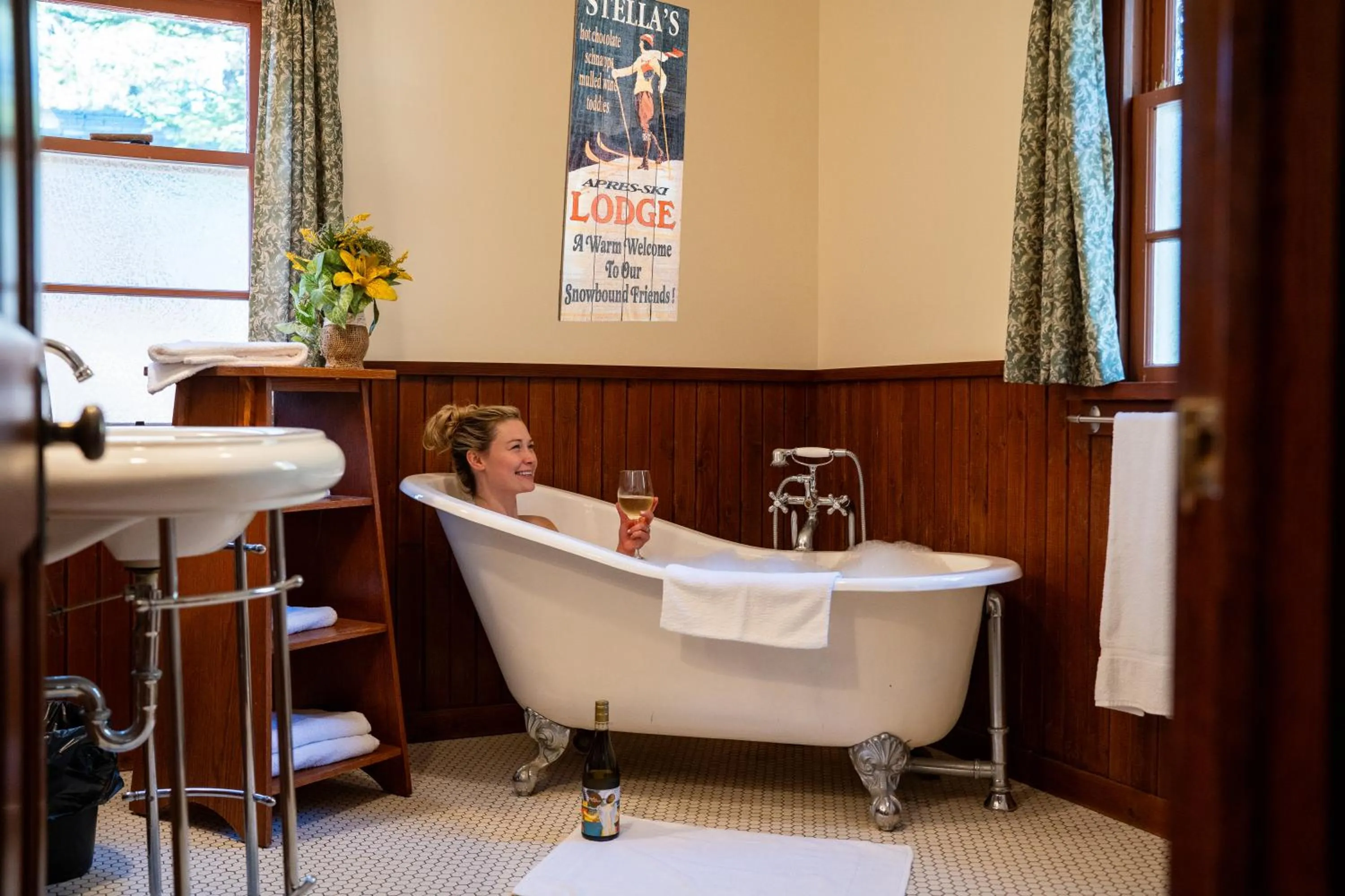 Bath in Johnston Canyon Lodge & Bungalows