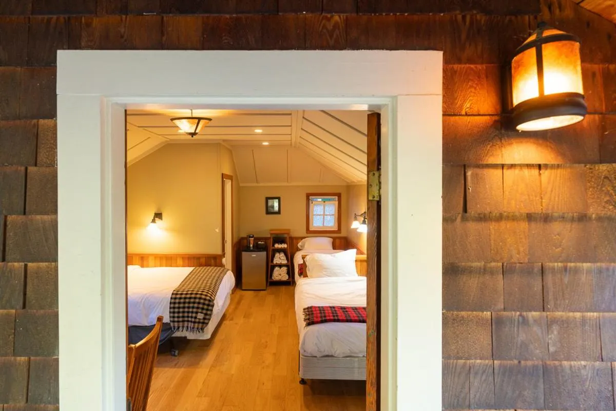 Bedroom, Bed in Johnston Canyon Lodge & Bungalows