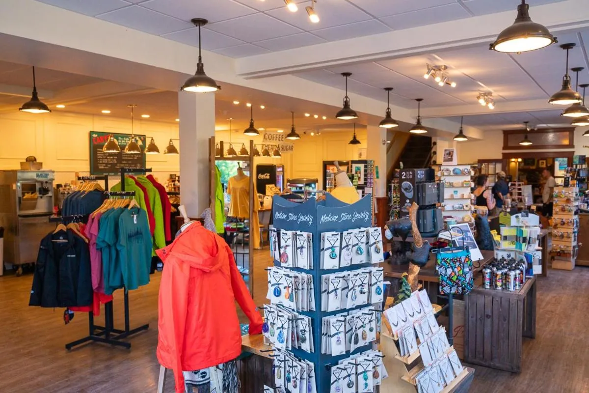 Shopping Area in Johnston Canyon Lodge & Bungalows