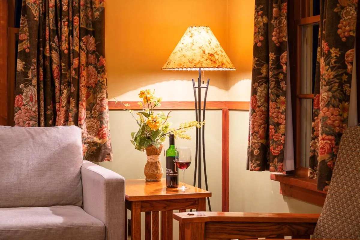 Seating area in Johnston Canyon Lodge & Bungalows