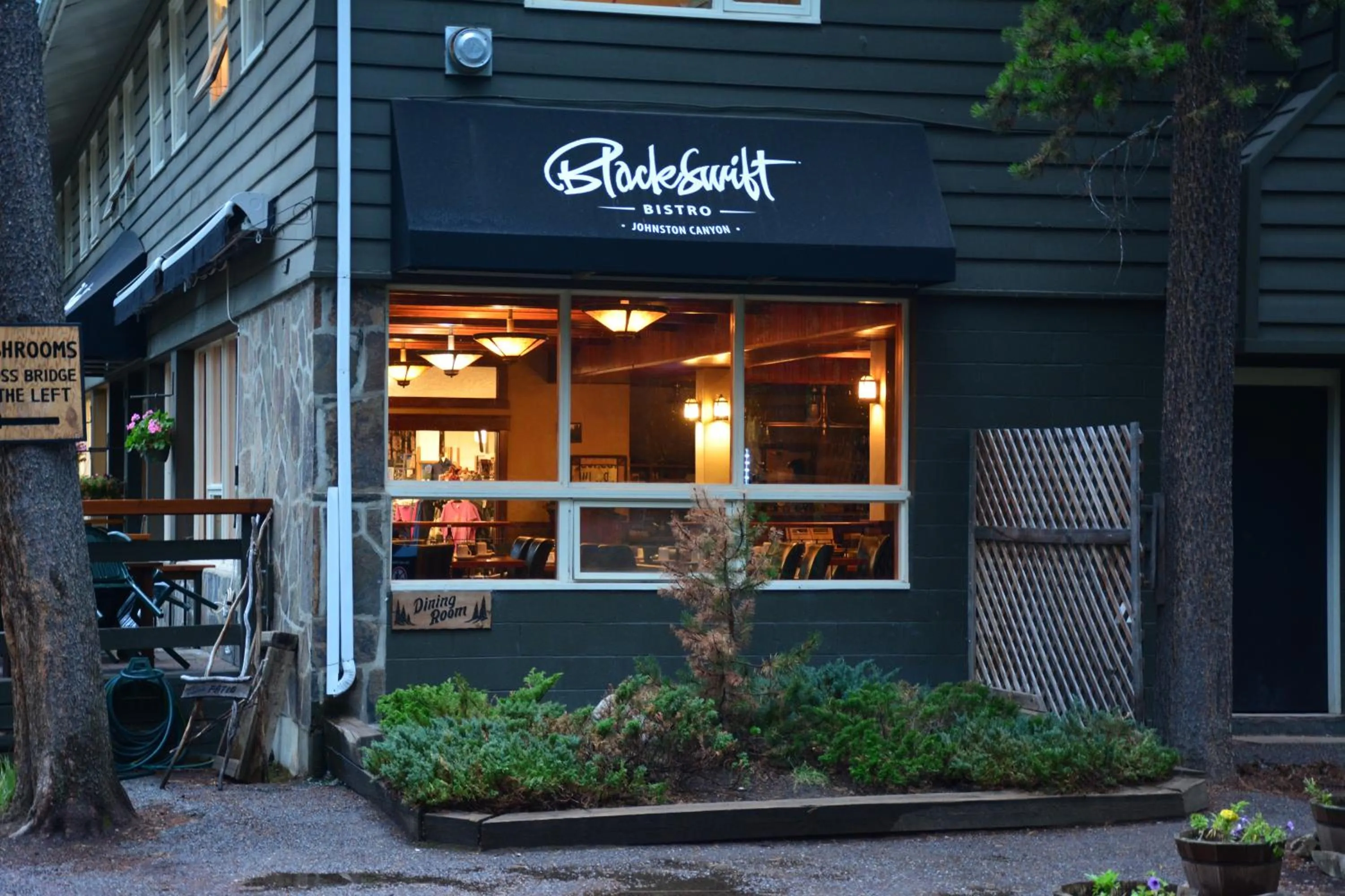 Restaurant/places to eat in Johnston Canyon Lodge & Bungalows