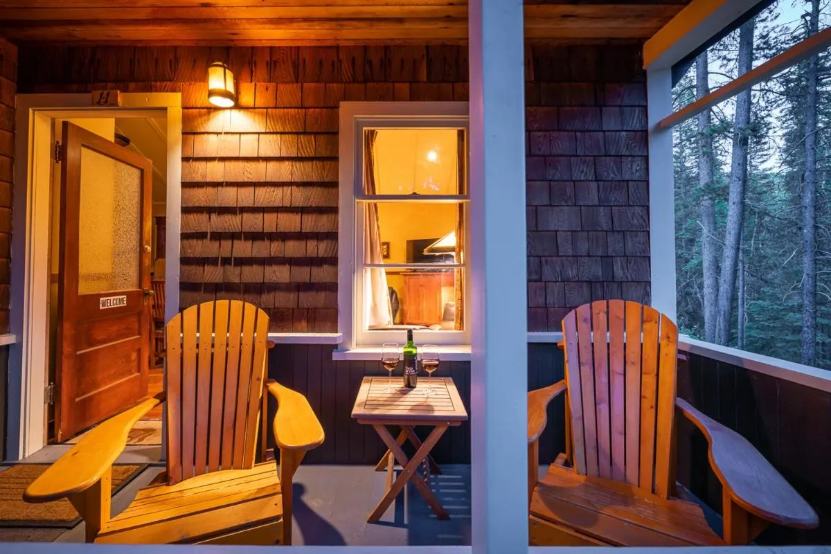 Patio in Johnston Canyon Lodge & Bungalows