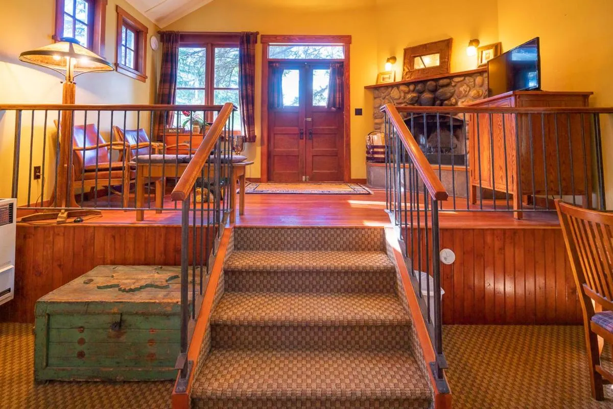 Living room in Johnston Canyon Lodge & Bungalows