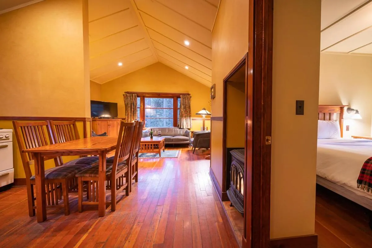 Dining area, Bed in Johnston Canyon Lodge & Bungalows