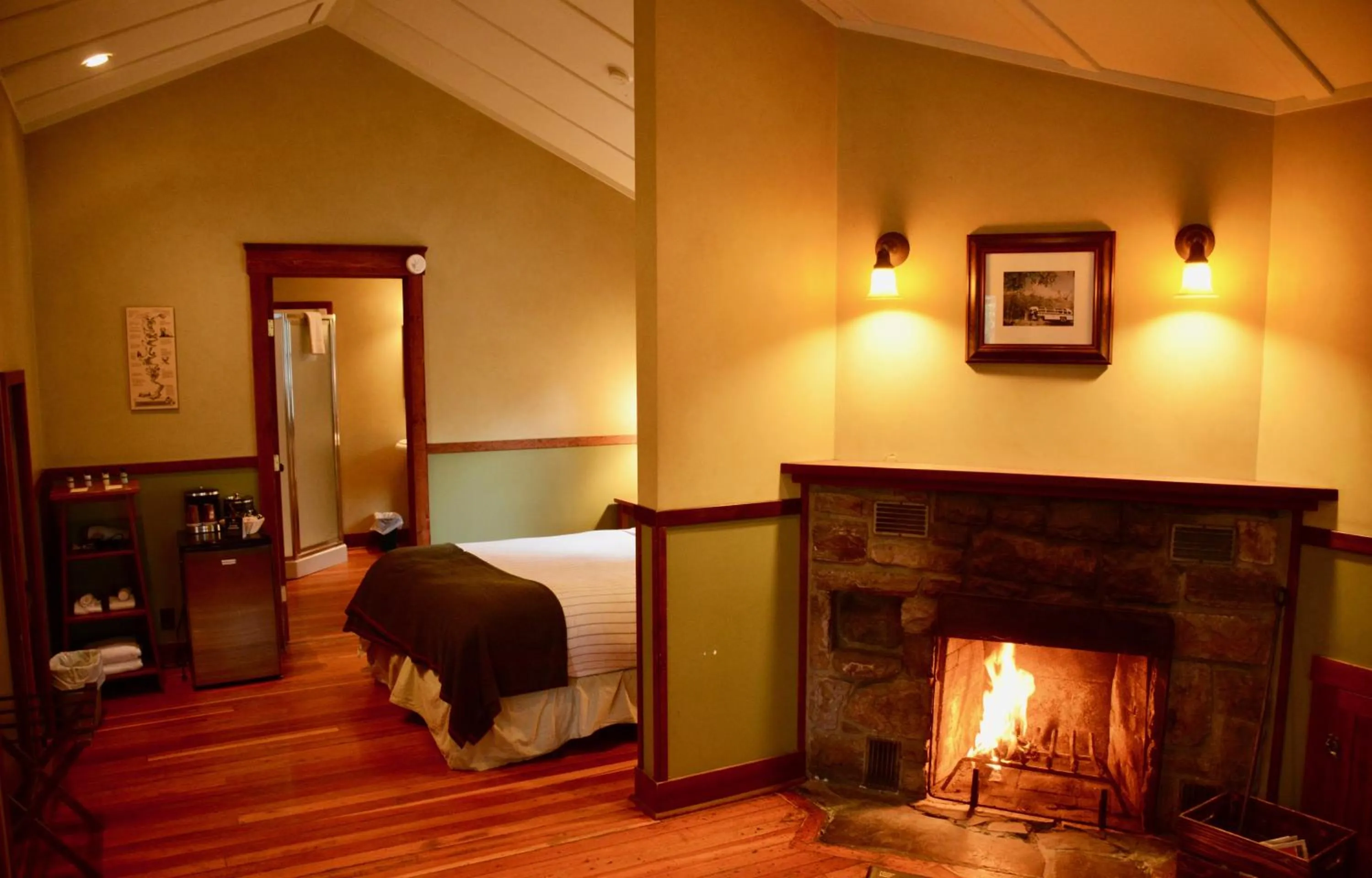 Bed in Johnston Canyon Lodge & Bungalows
