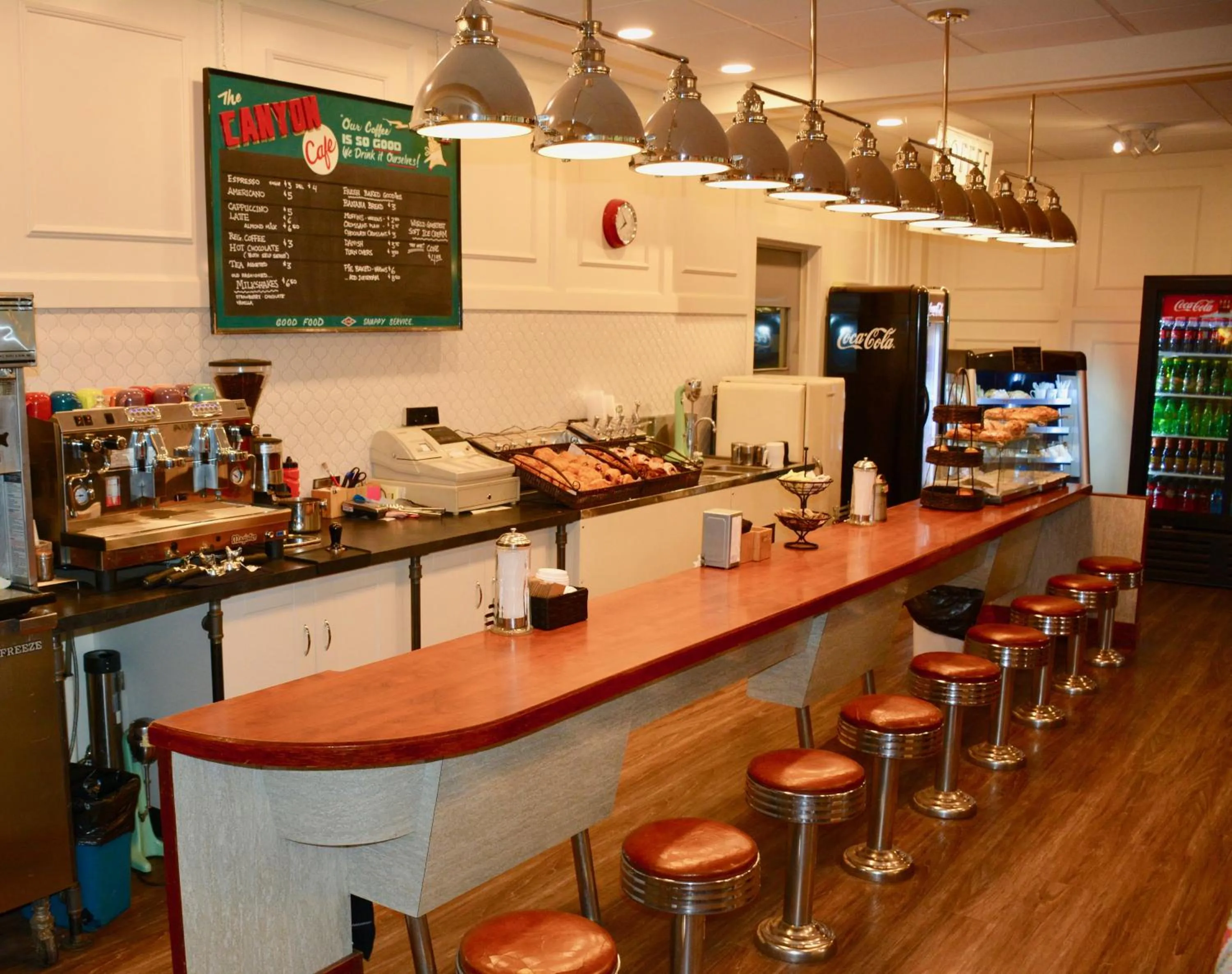 Restaurant/places to eat in Johnston Canyon Lodge & Bungalows