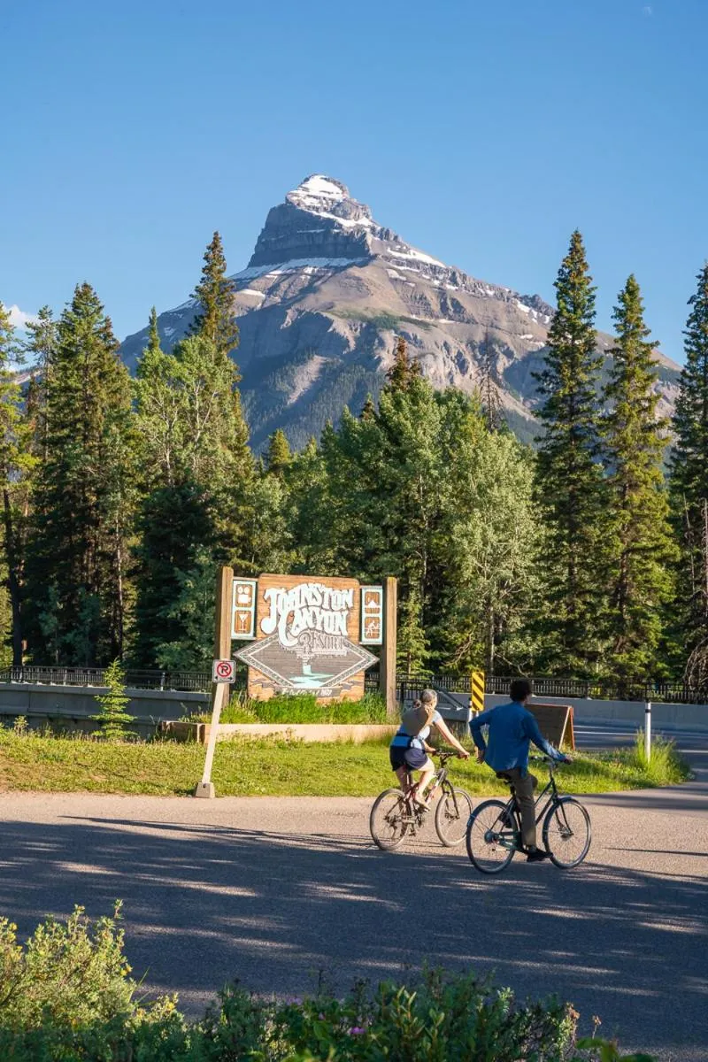 Facade/entrance in Johnston Canyon Lodge & Bungalows