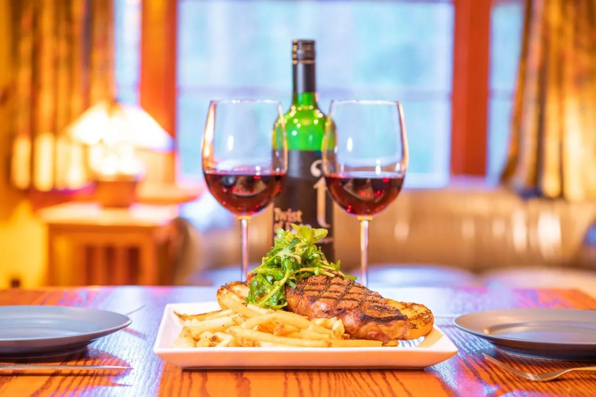 Drinks in Johnston Canyon Lodge & Bungalows