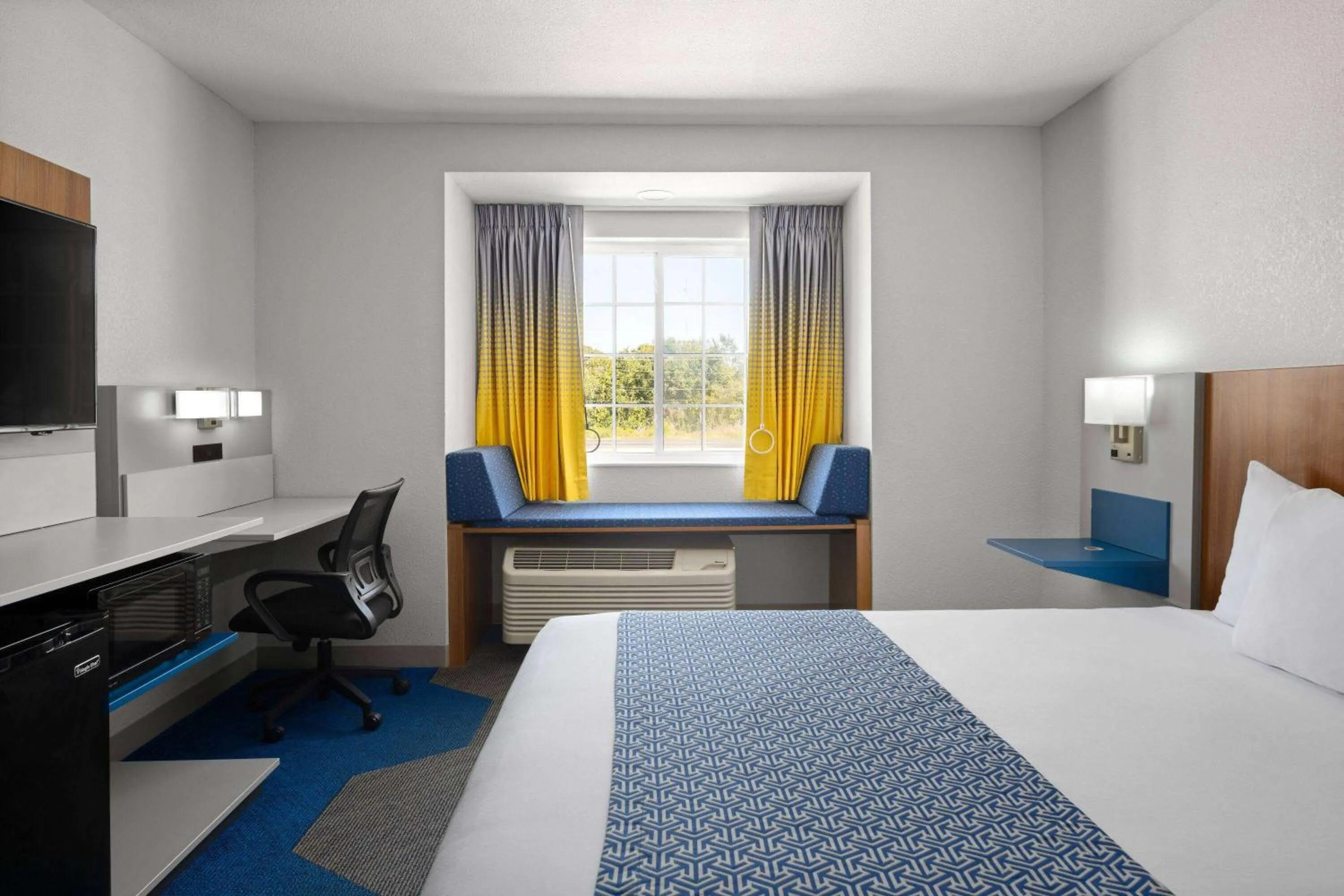 Photo of the whole room, Bed in Microtel Inn & Suites by Wyndham of Houma