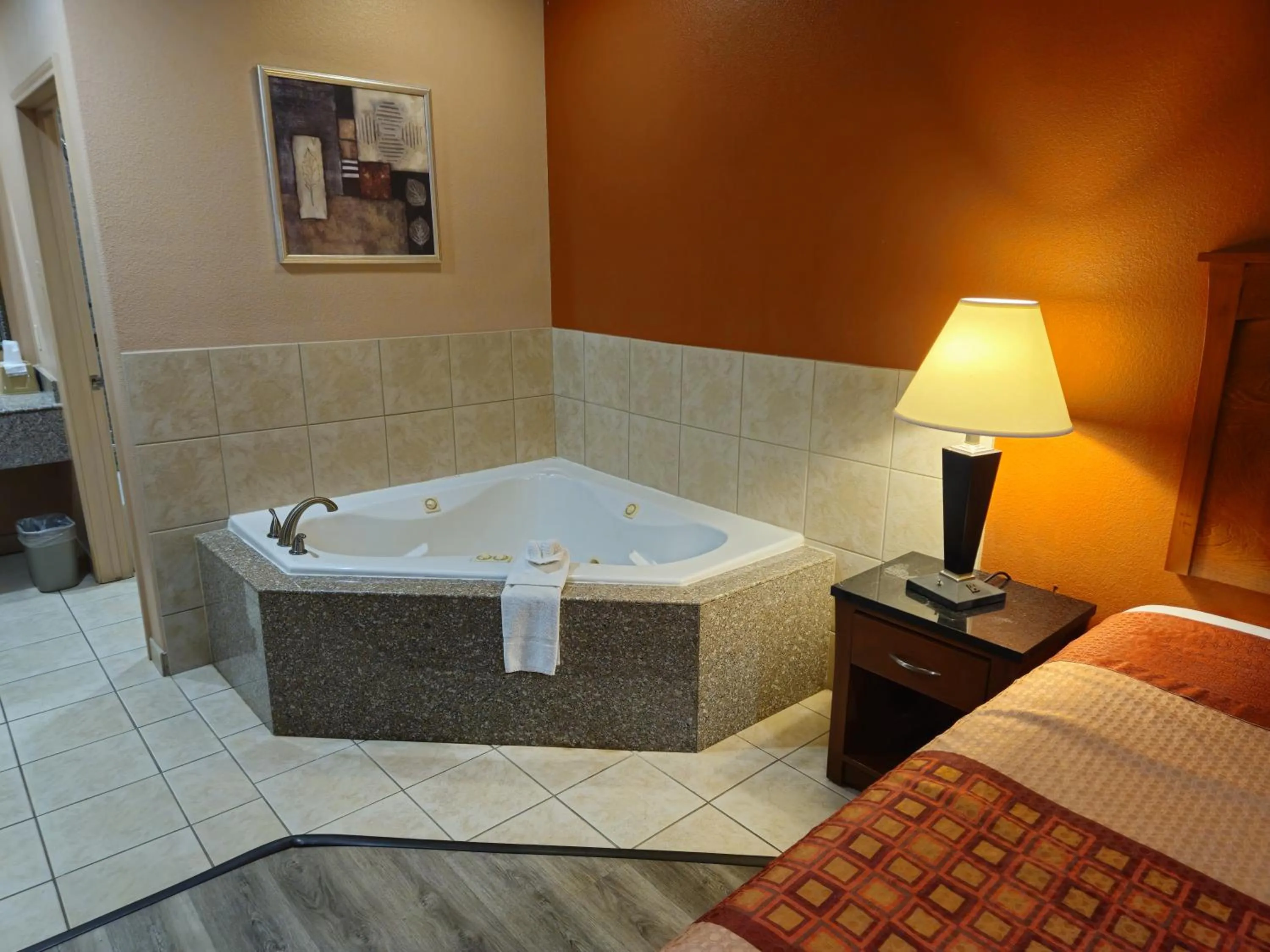 Hot Tub, Bed in Budgetel Inn and Suites