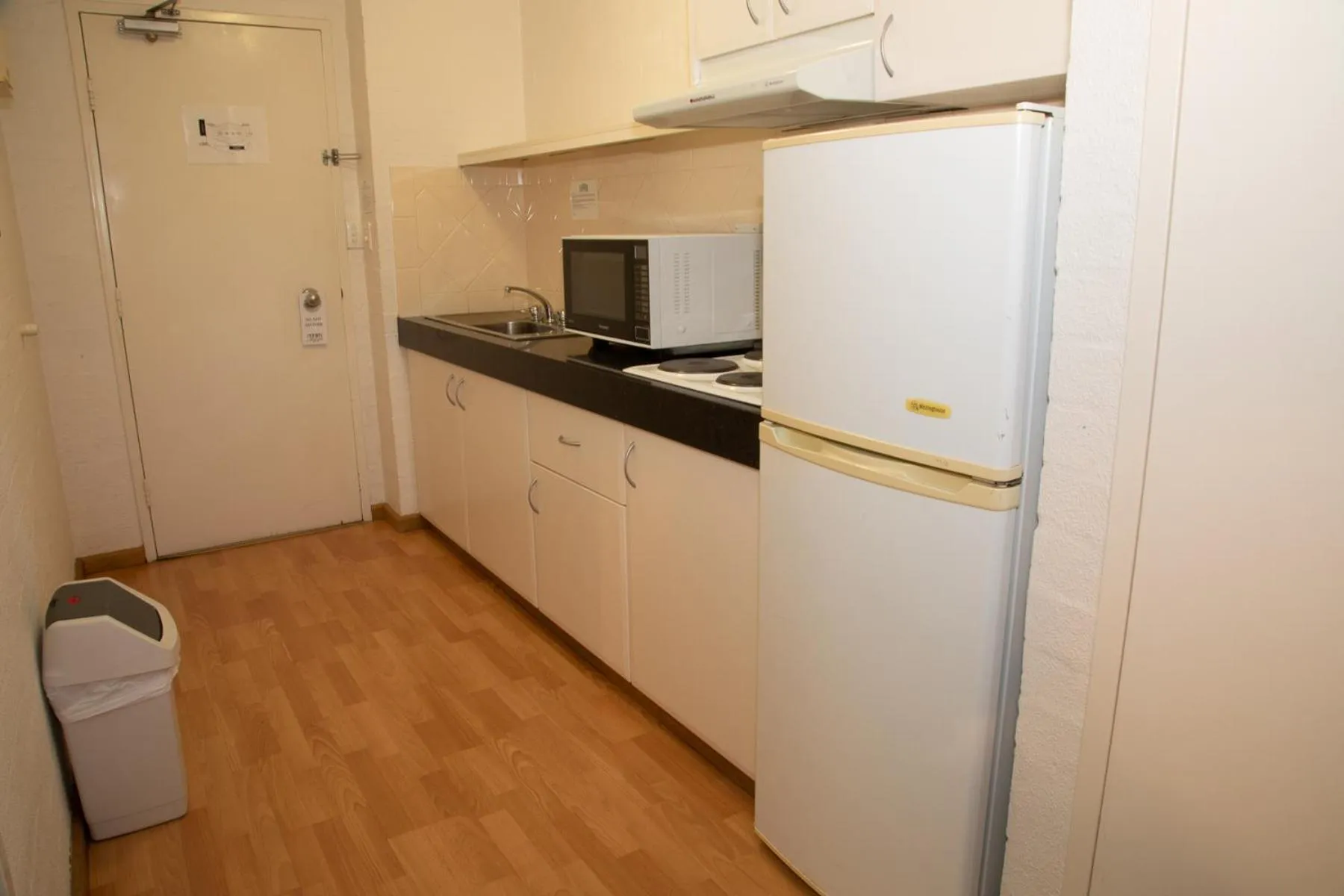 Kitchen or kitchenette in Atrium Hotel Mandurah