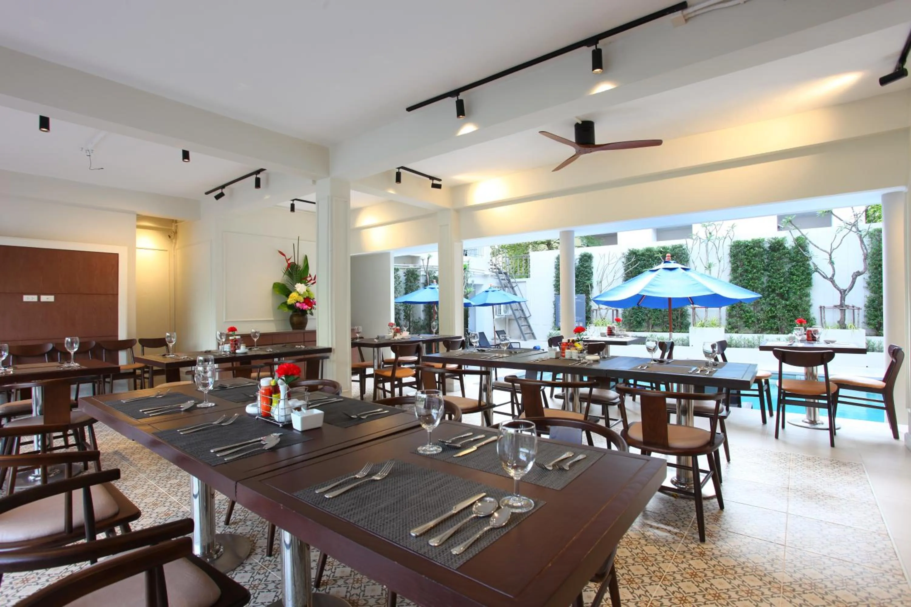 Restaurant/places to eat in Adema Boutique Karon