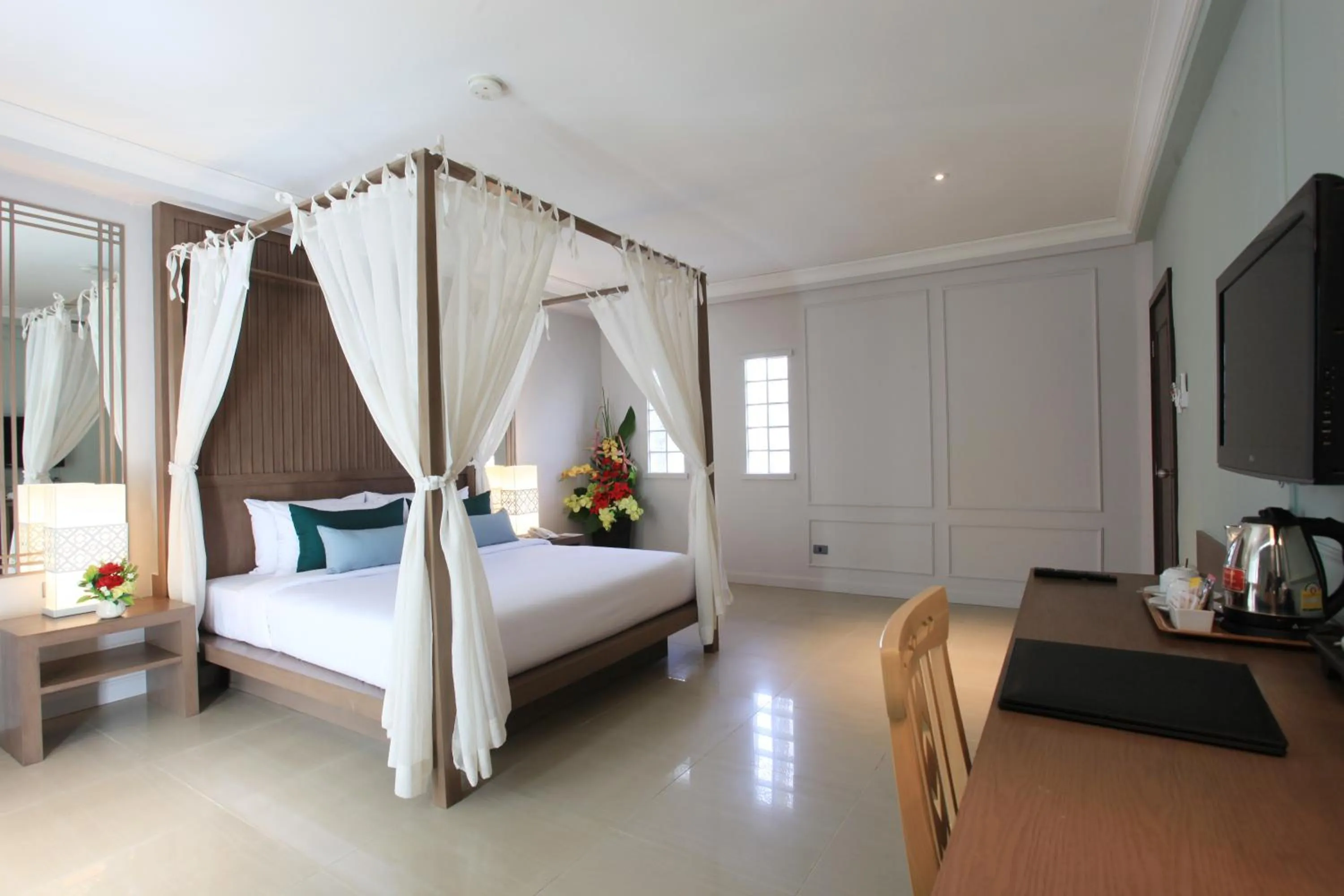 Photo of the whole room, Bed in Adema Boutique Karon