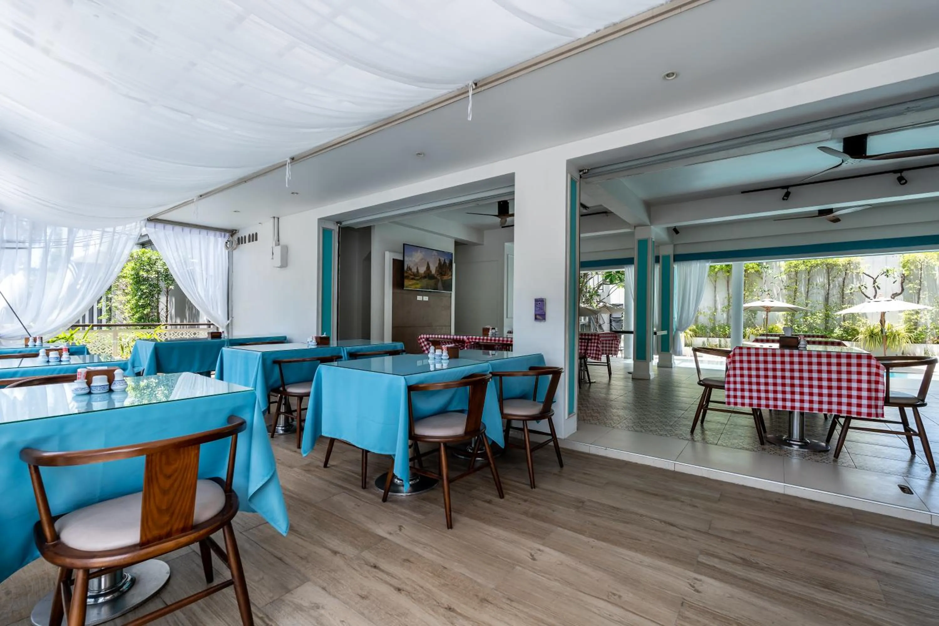 Restaurant/places to eat in Adema Boutique Karon