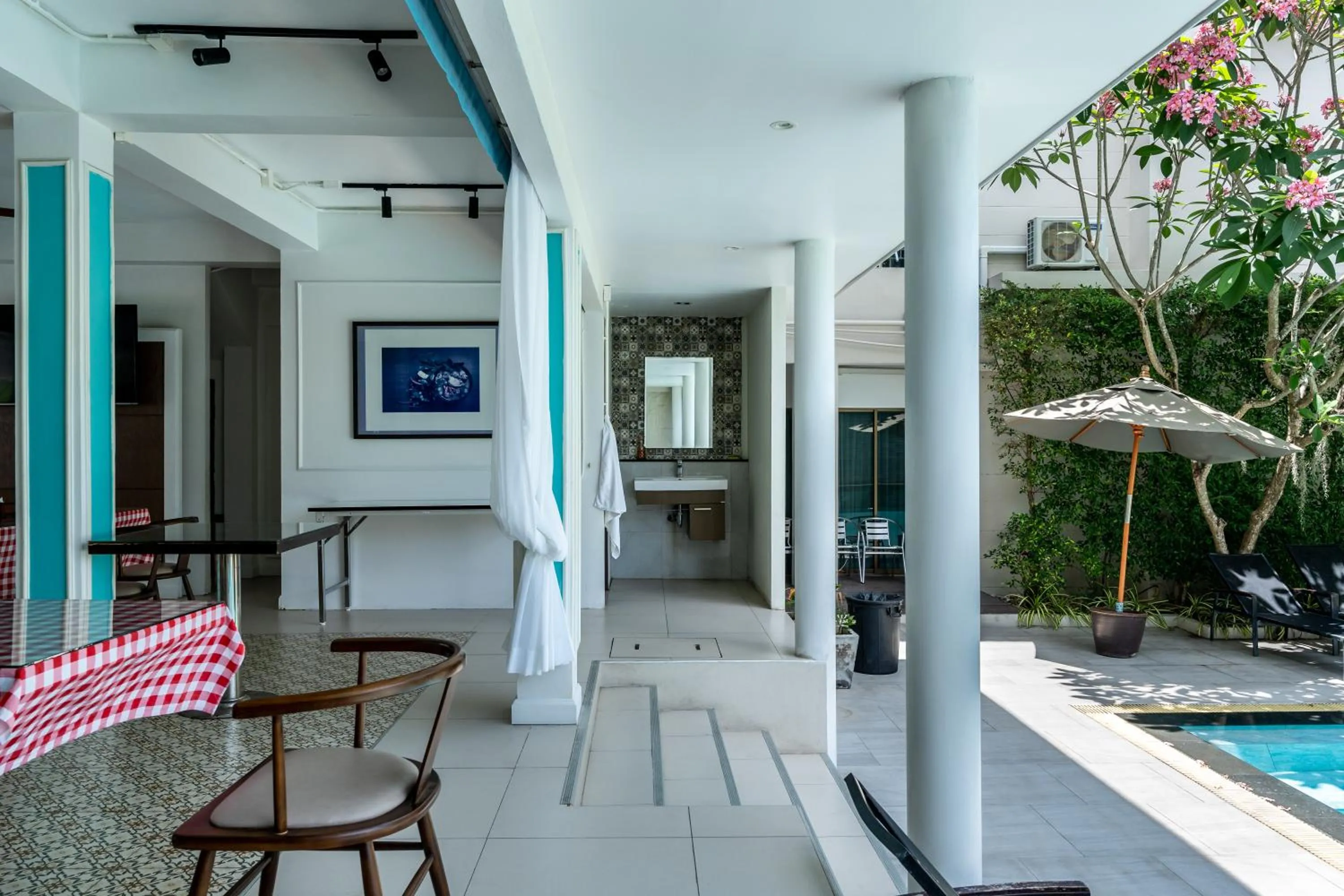 Restaurant/places to eat in Adema Boutique Karon