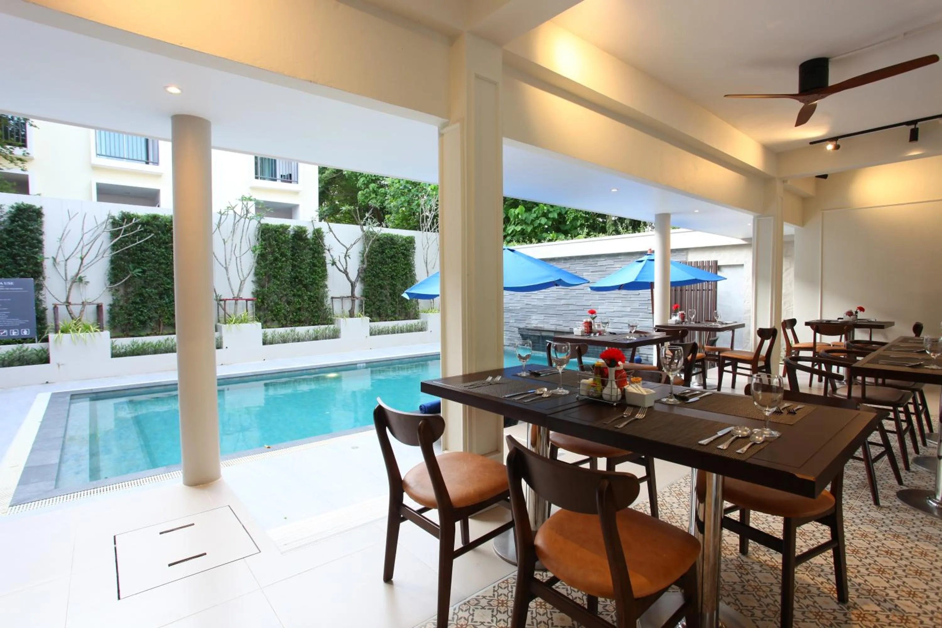 Restaurant/places to eat in Adema Boutique Karon