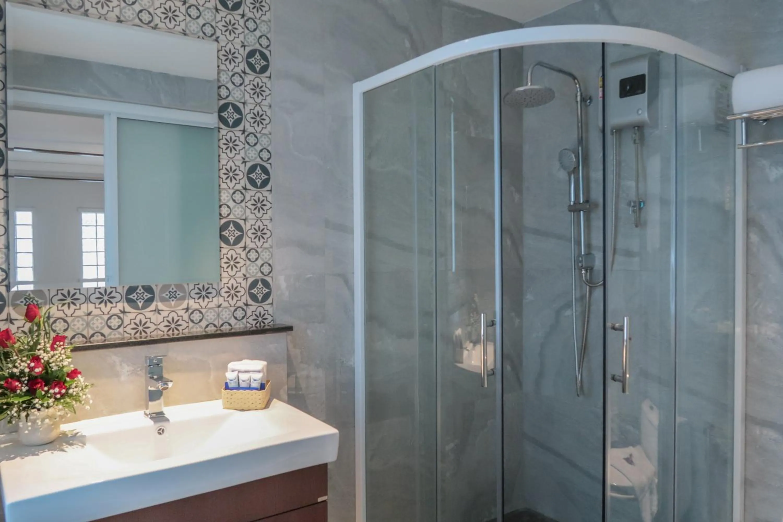 Shower in Adema Boutique Karon