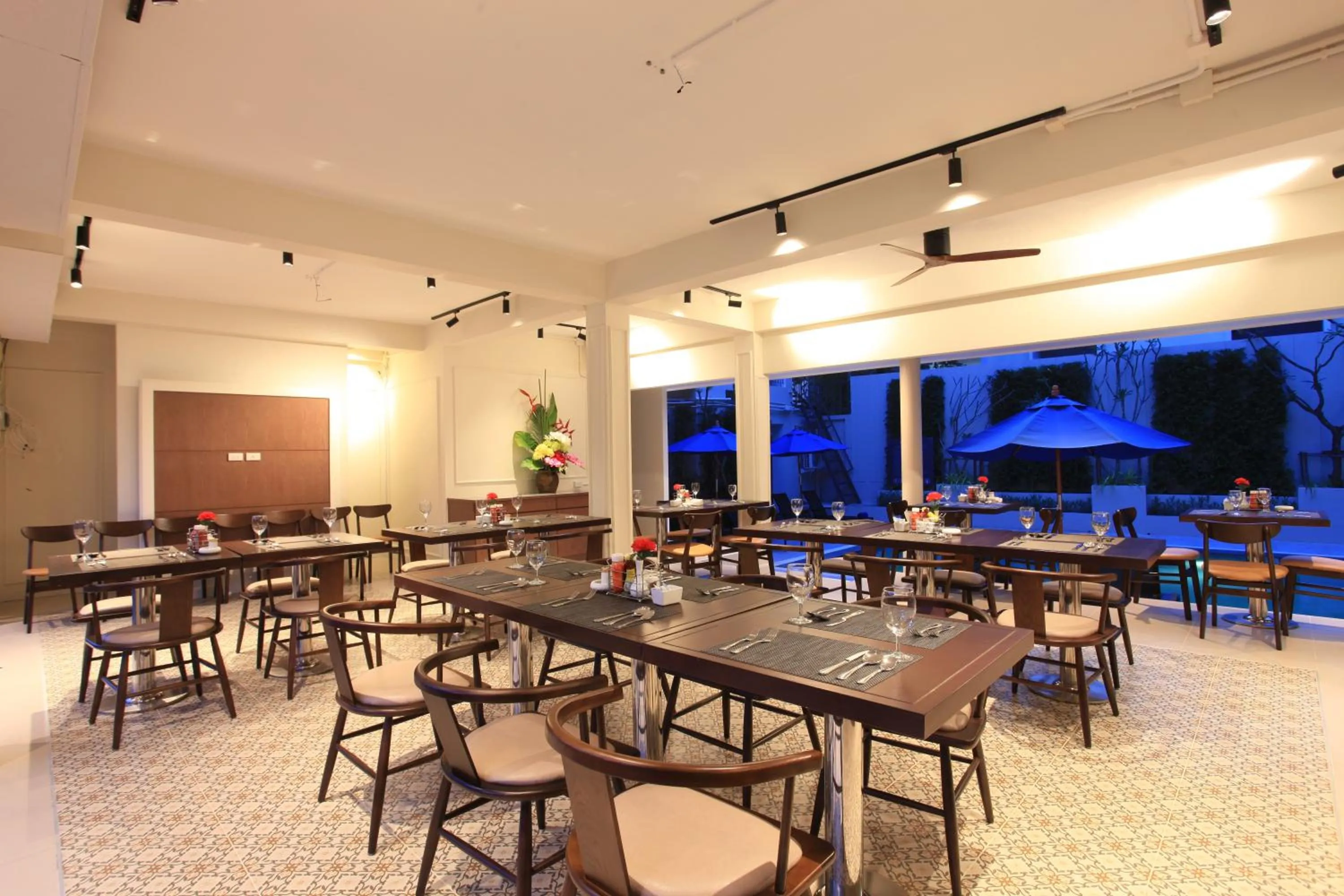 Restaurant/places to eat in Adema Boutique Karon