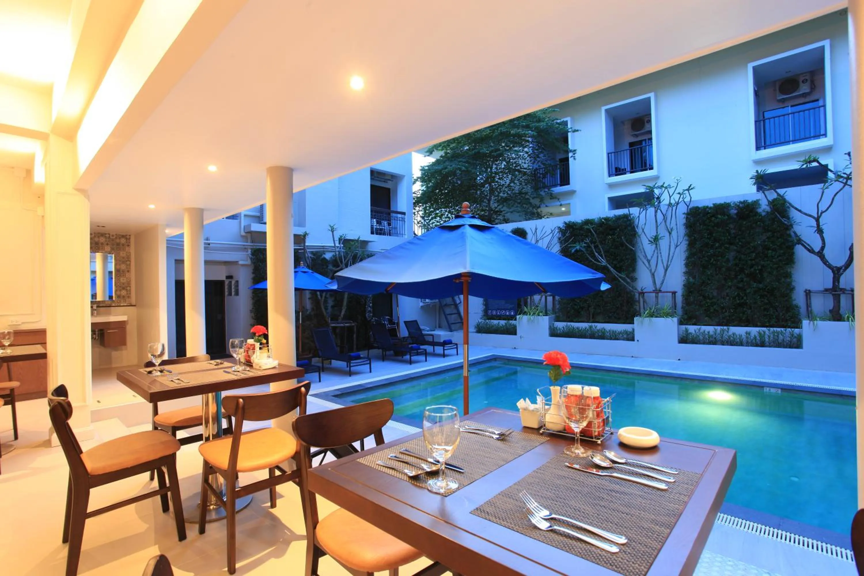 Restaurant/places to eat in Adema Boutique Karon