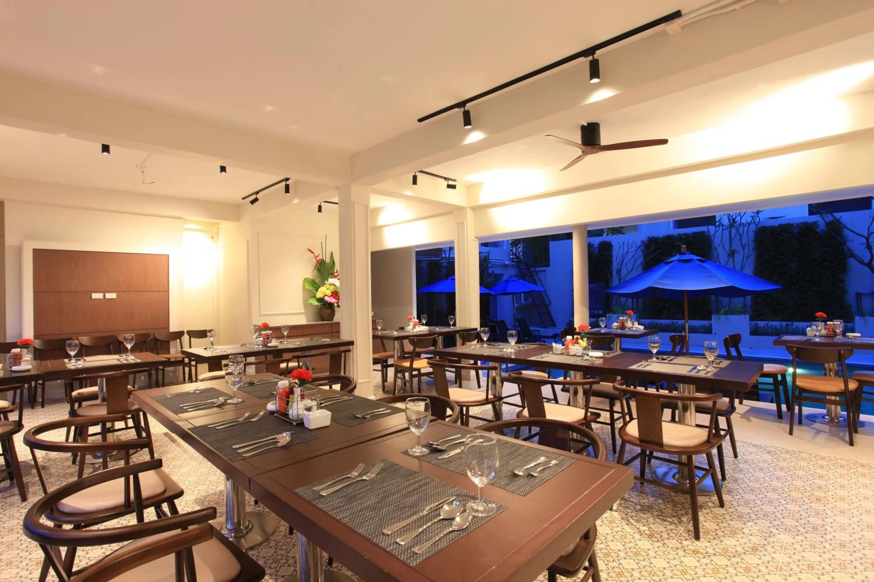 Restaurant/places to eat in Adema Boutique Karon