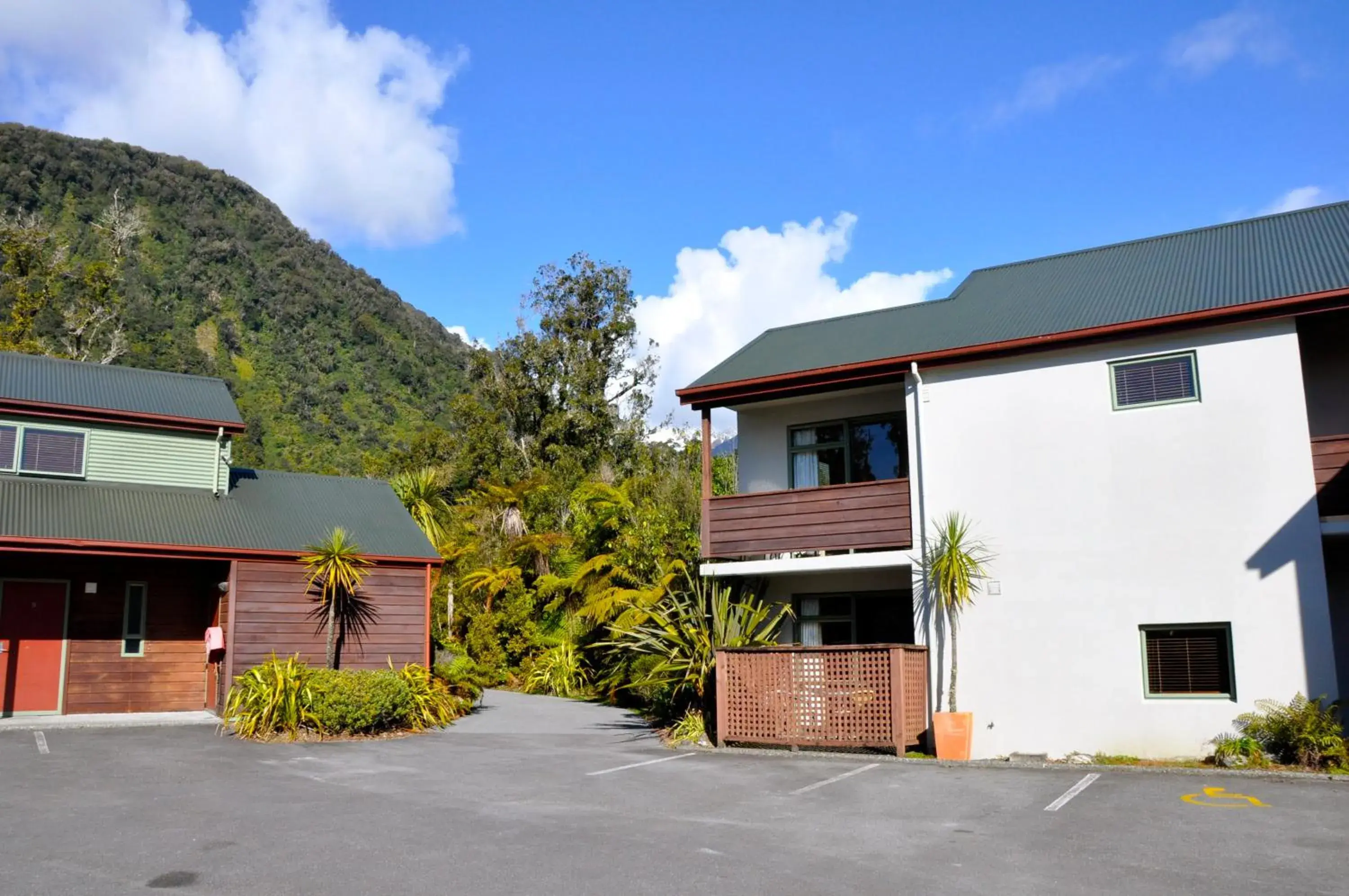 Property building in Punga Grove Property building in Punga Grove