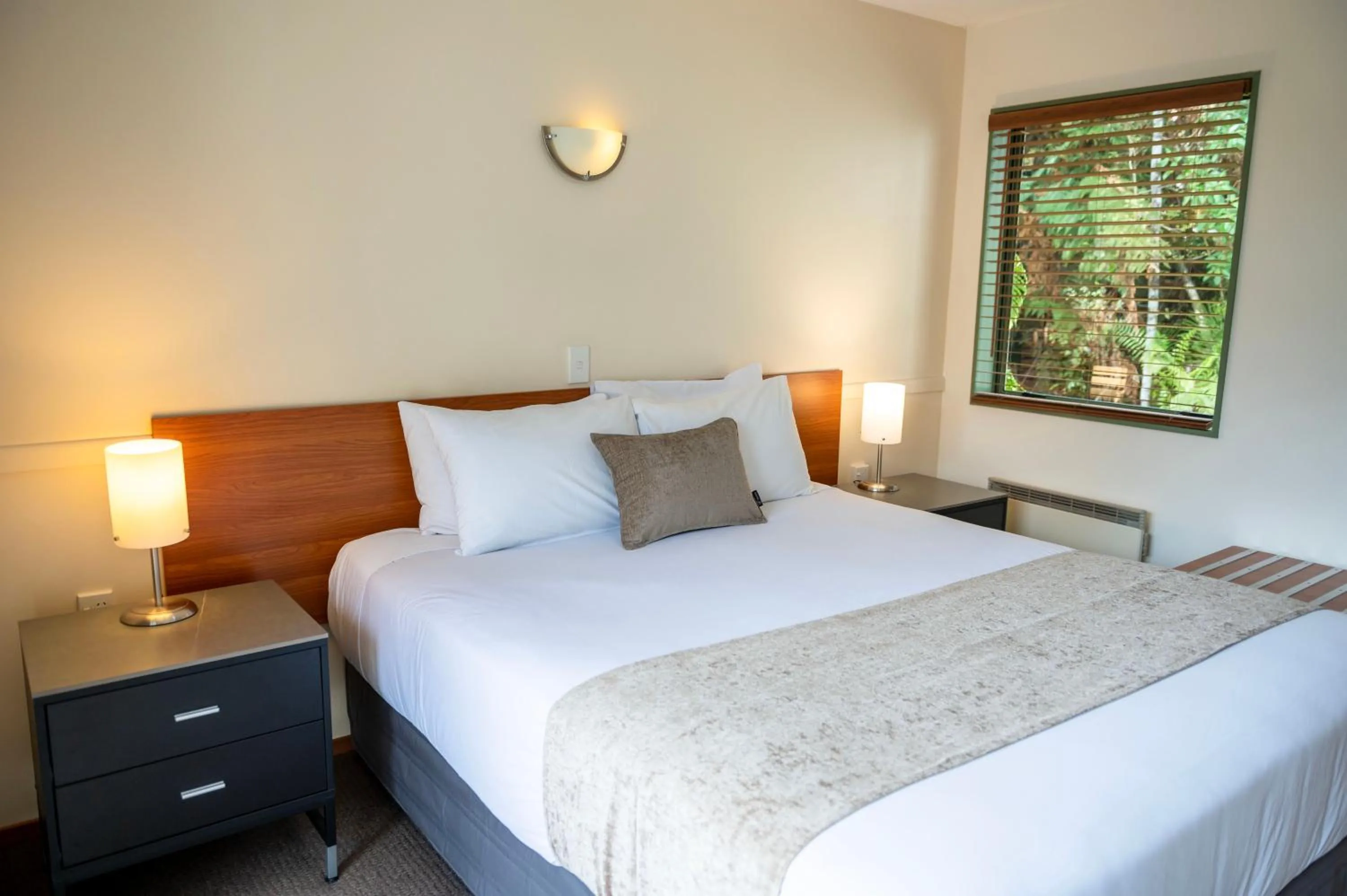 Bedroom, Bed in Punga Grove