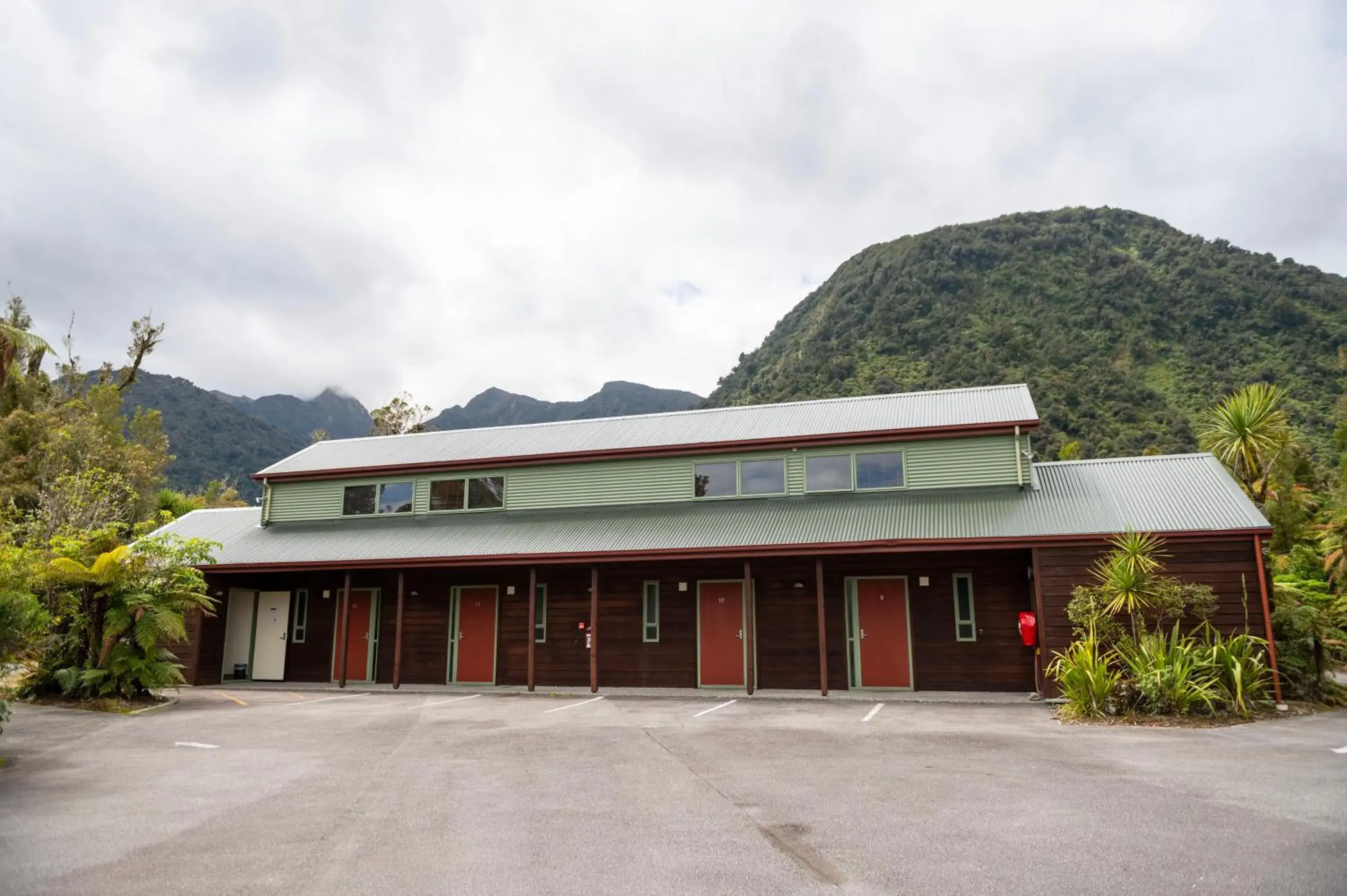 Property building in Punga Grove Property building in Punga Grove