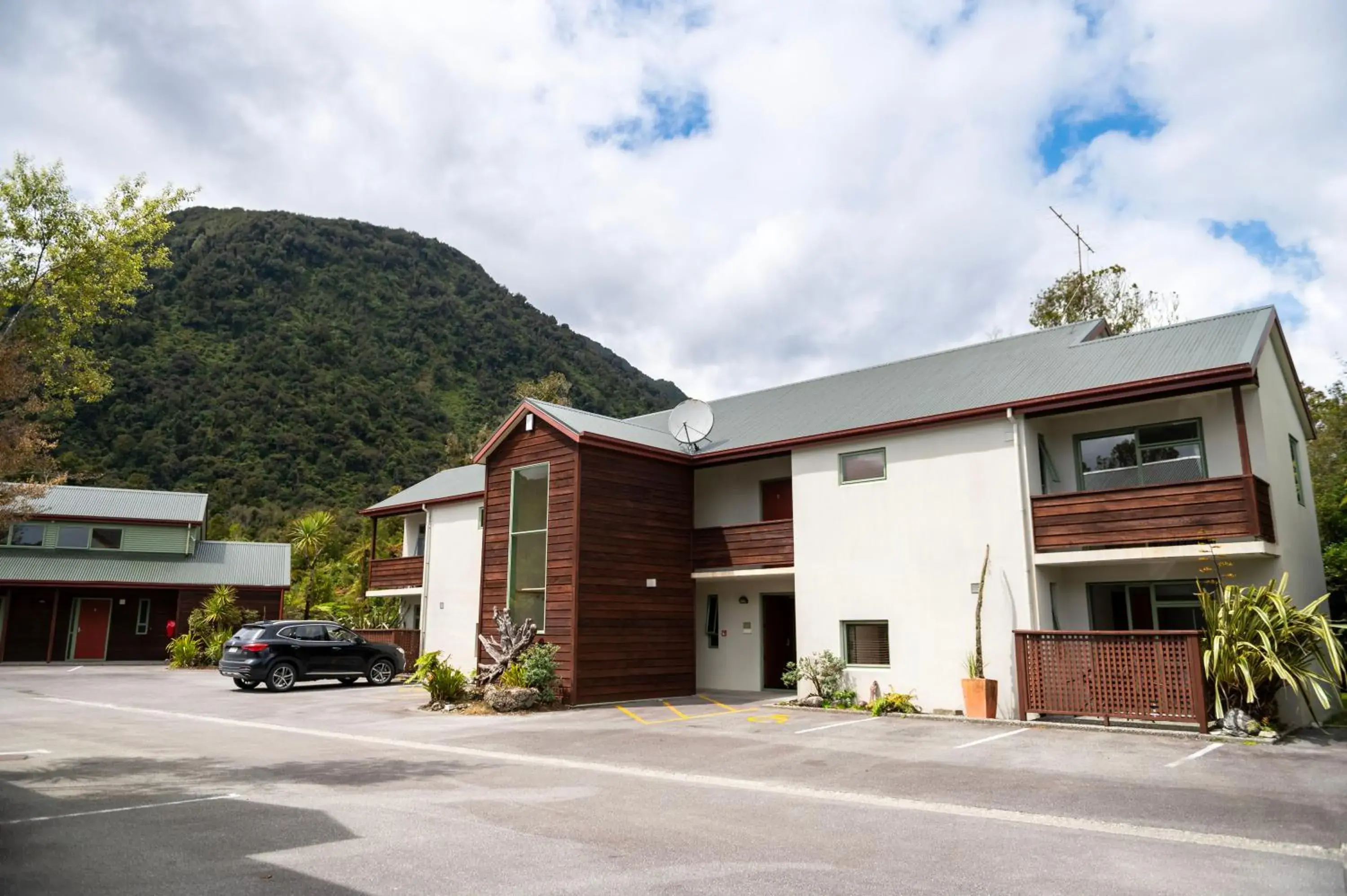Property building in Punga Grove Property building in Punga Grove