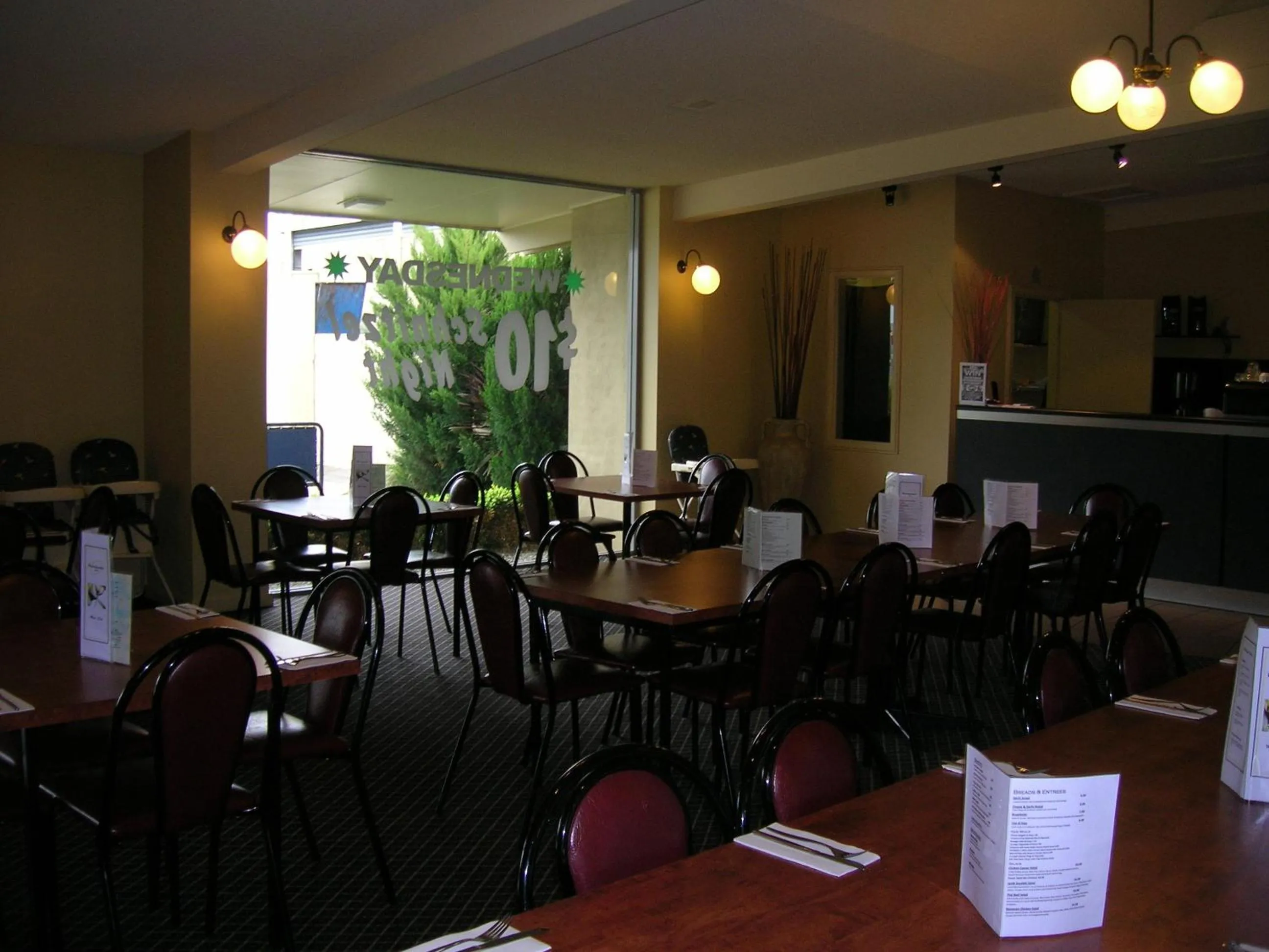 Restaurant/places to eat in Overlander Hotel Motel