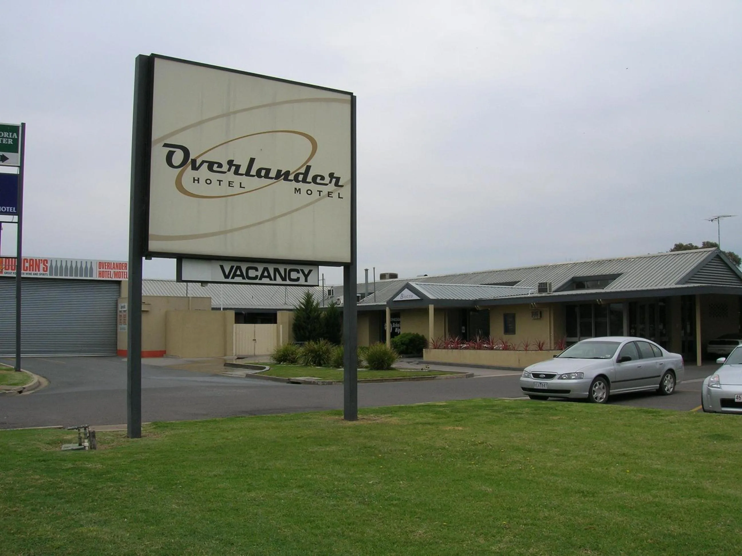 Facade/entrance in Overlander Hotel Motel