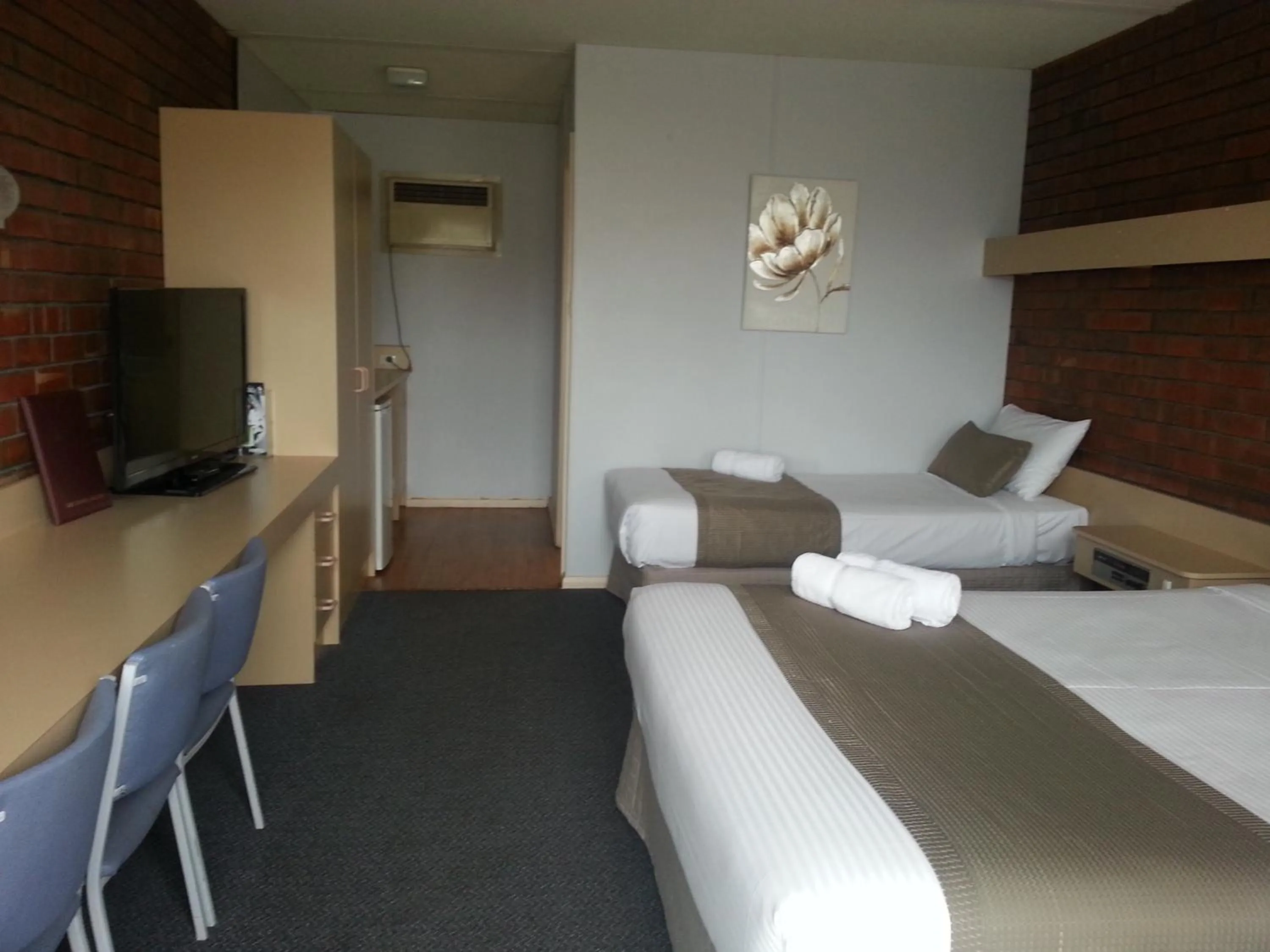 Bedroom, Bed in Big Valley Lakeside Paradise Motor Inn