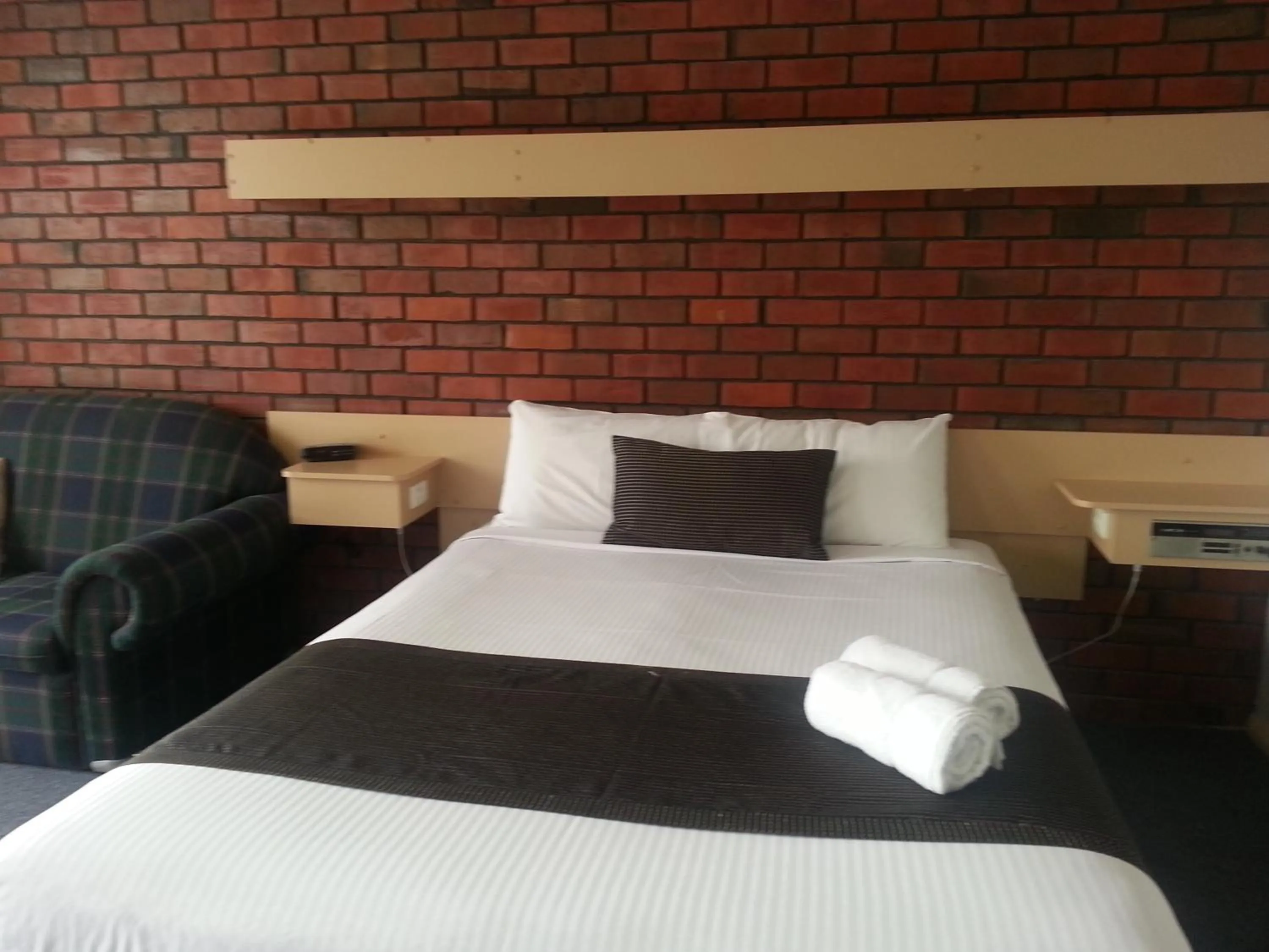 Bed in Big Valley Lakeside Paradise Motor Inn