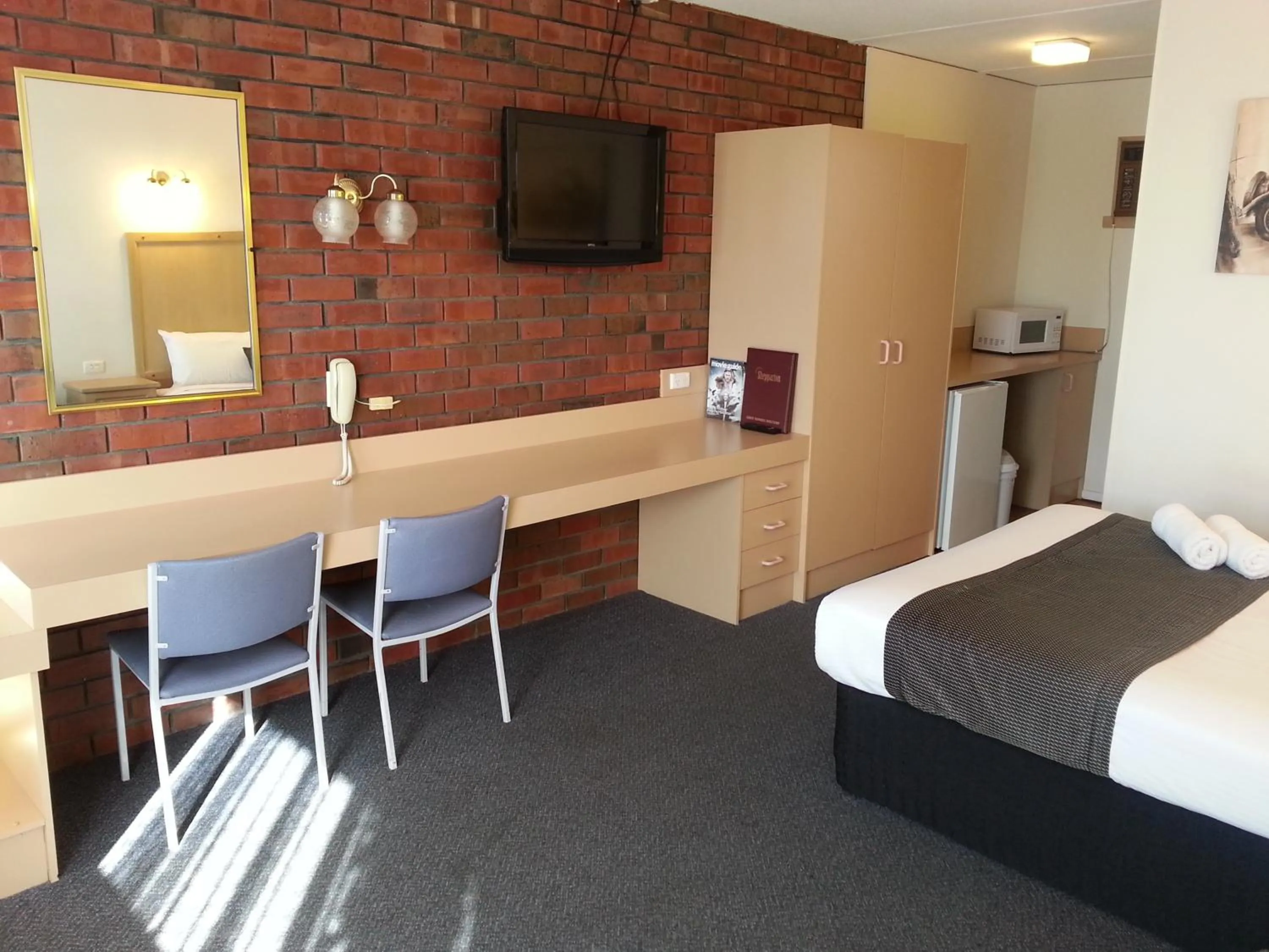 Bed in Big Valley Lakeside Paradise Motor Inn